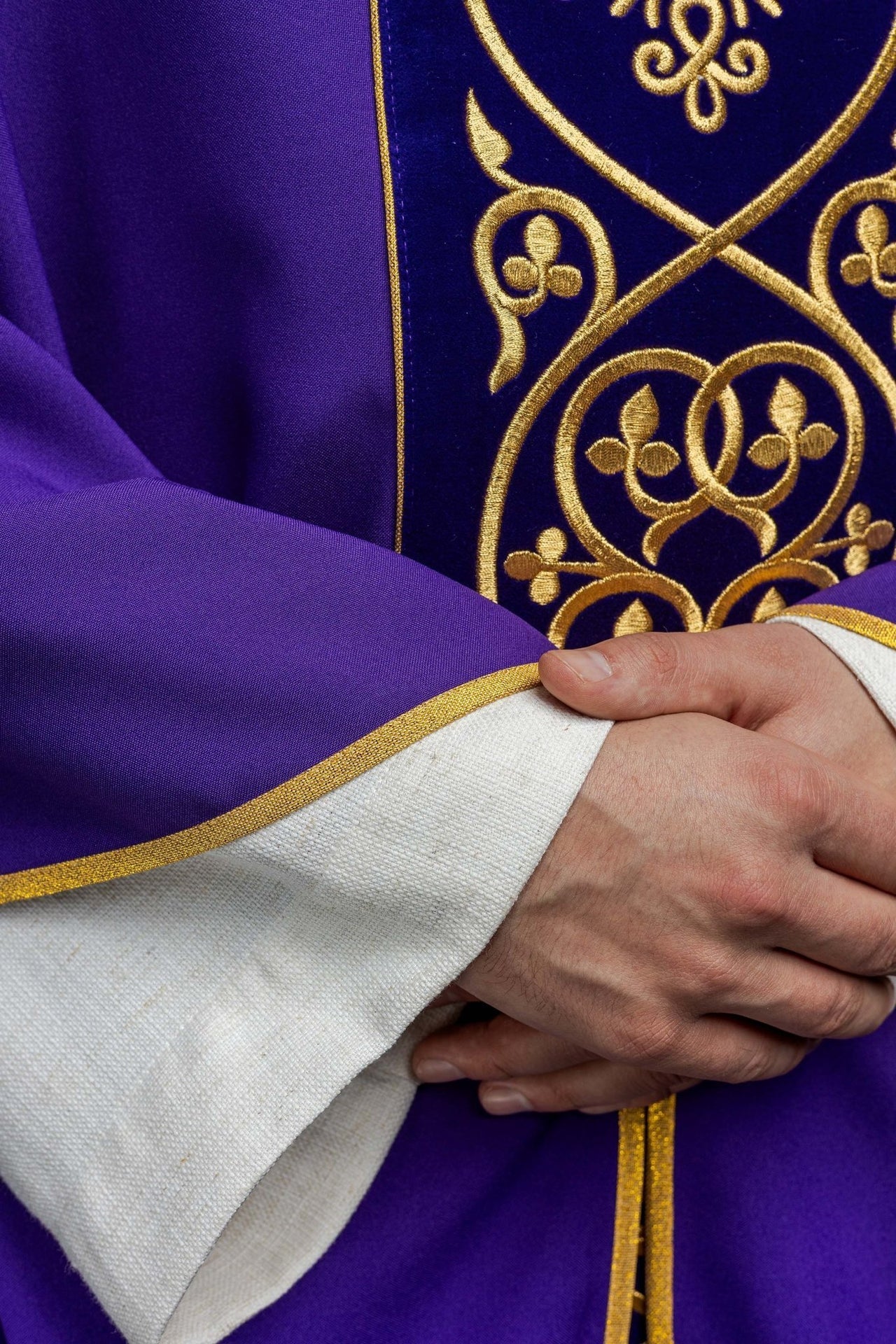 Lila liturgisches Messgewand mit Stickerei auf Samt verziert - MESSGEWANDER.DE