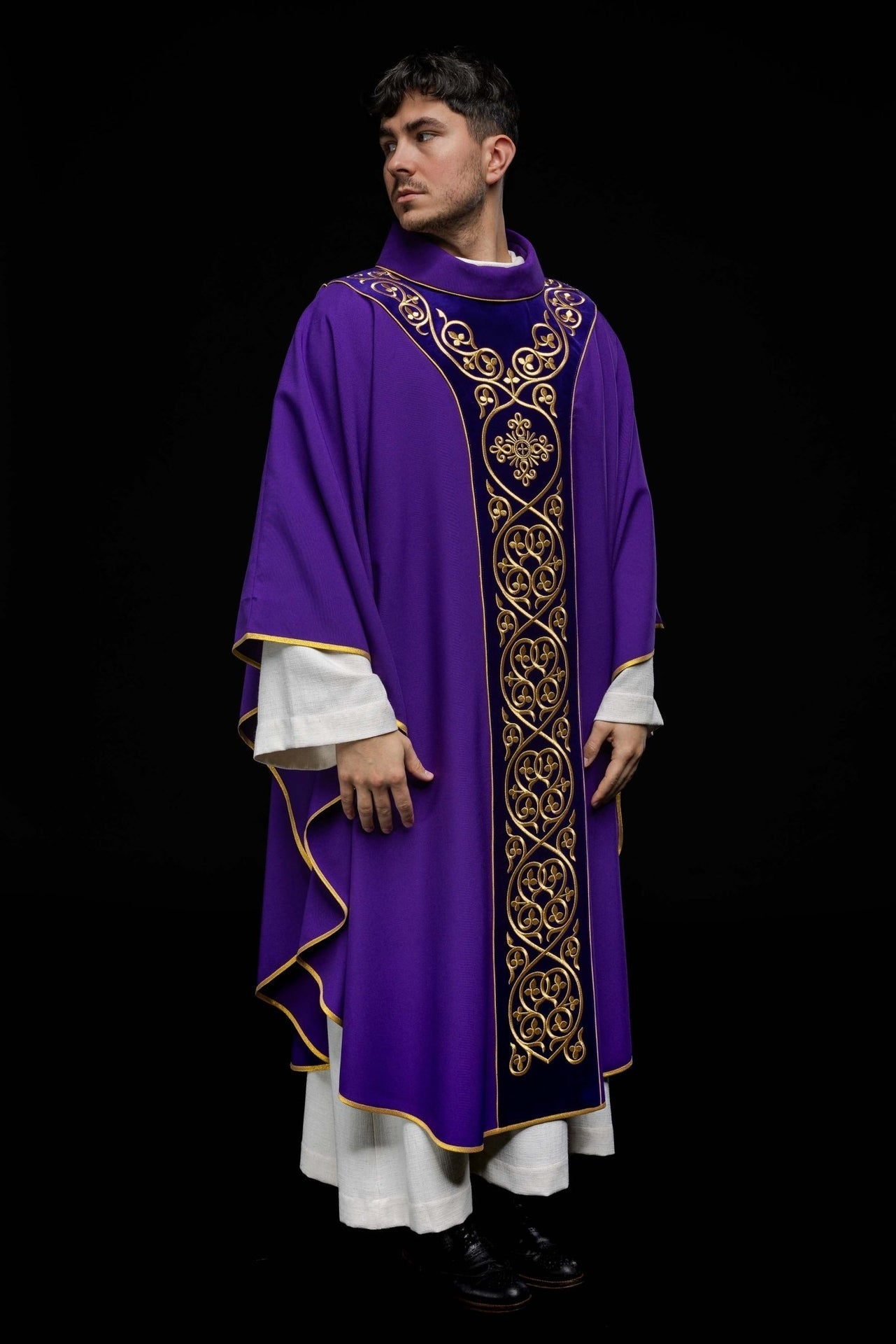 Lila liturgisches Messgewand mit Stickerei auf Samt verziert - MESSGEWANDER.DE