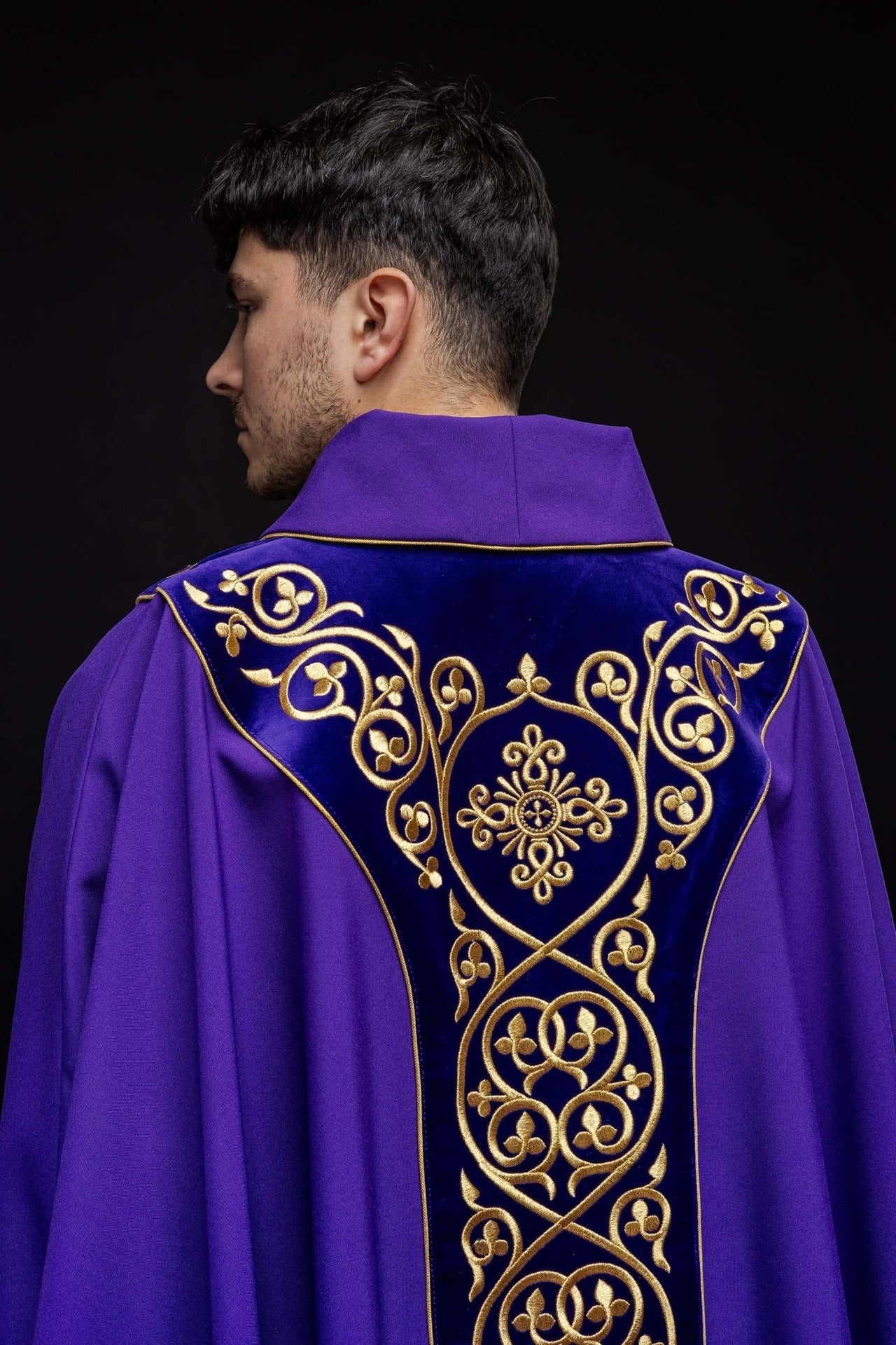 Lila liturgisches Messgewand mit Stickerei auf Samt verziert - MESSGEWANDER.DE