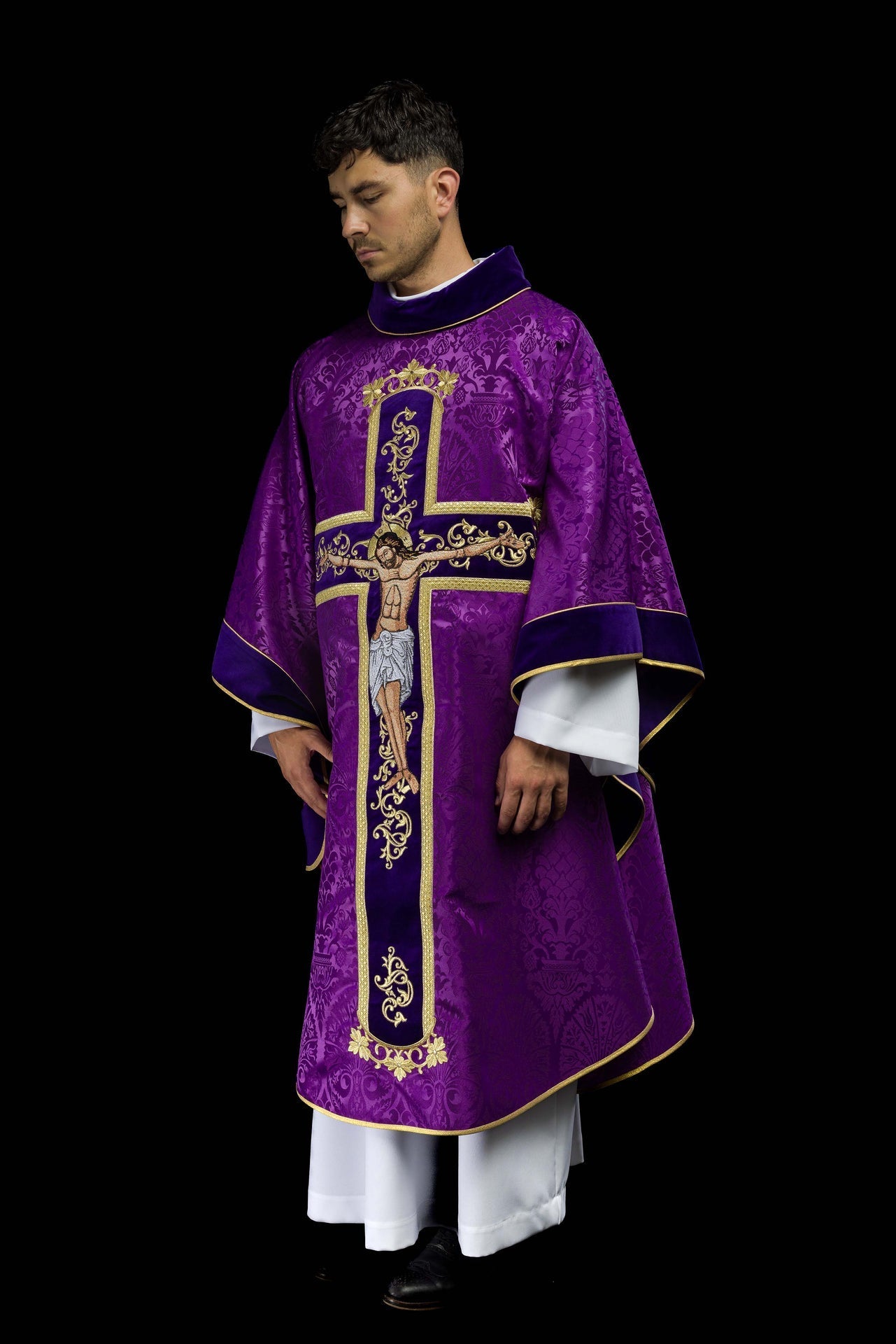 Lila Messgewand, bestickt mit dem Muster von Jesus Christus - MESSGEWANDER.DE