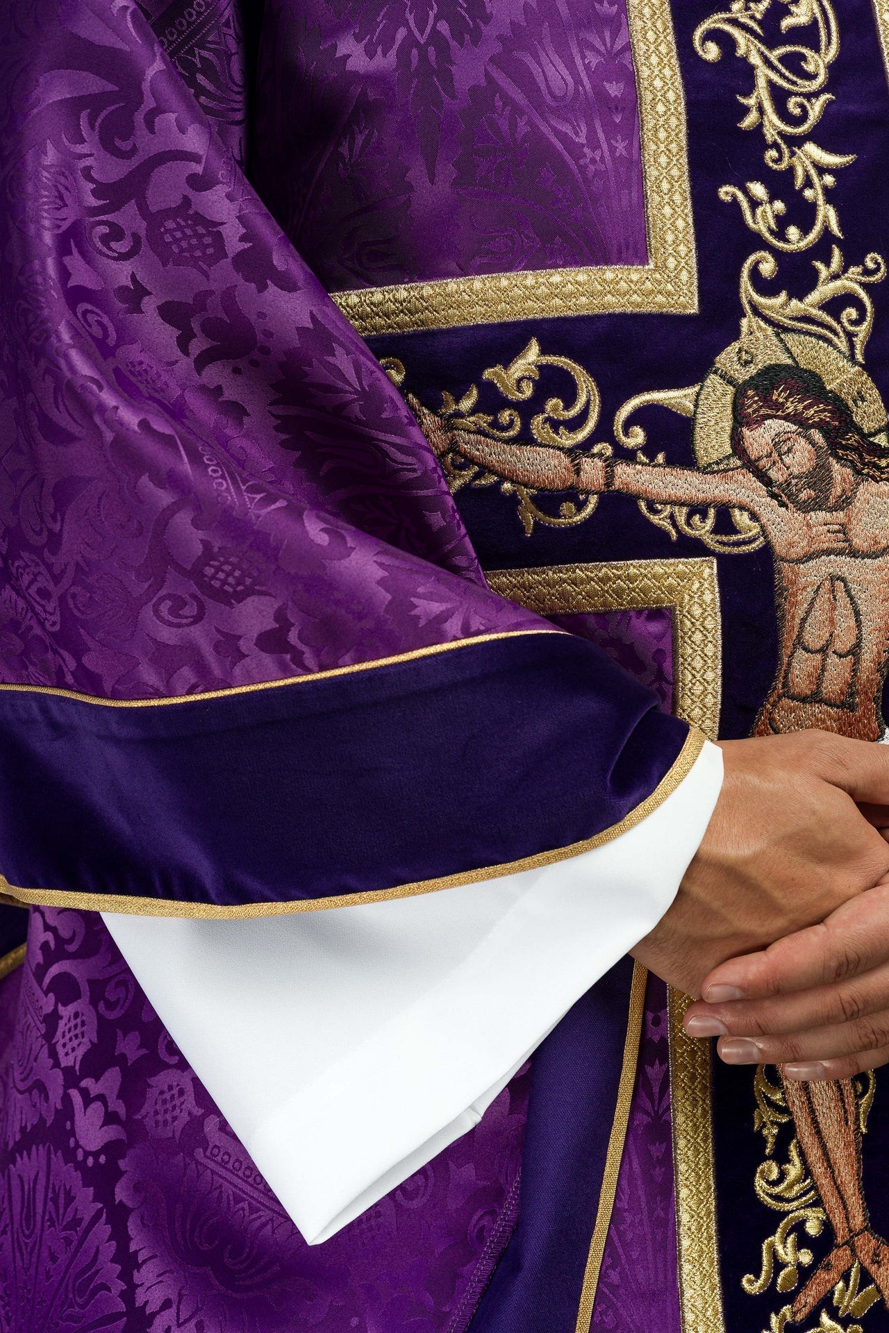 Lila Messgewand, bestickt mit dem Muster von Jesus Christus - MESSGEWANDER.DE