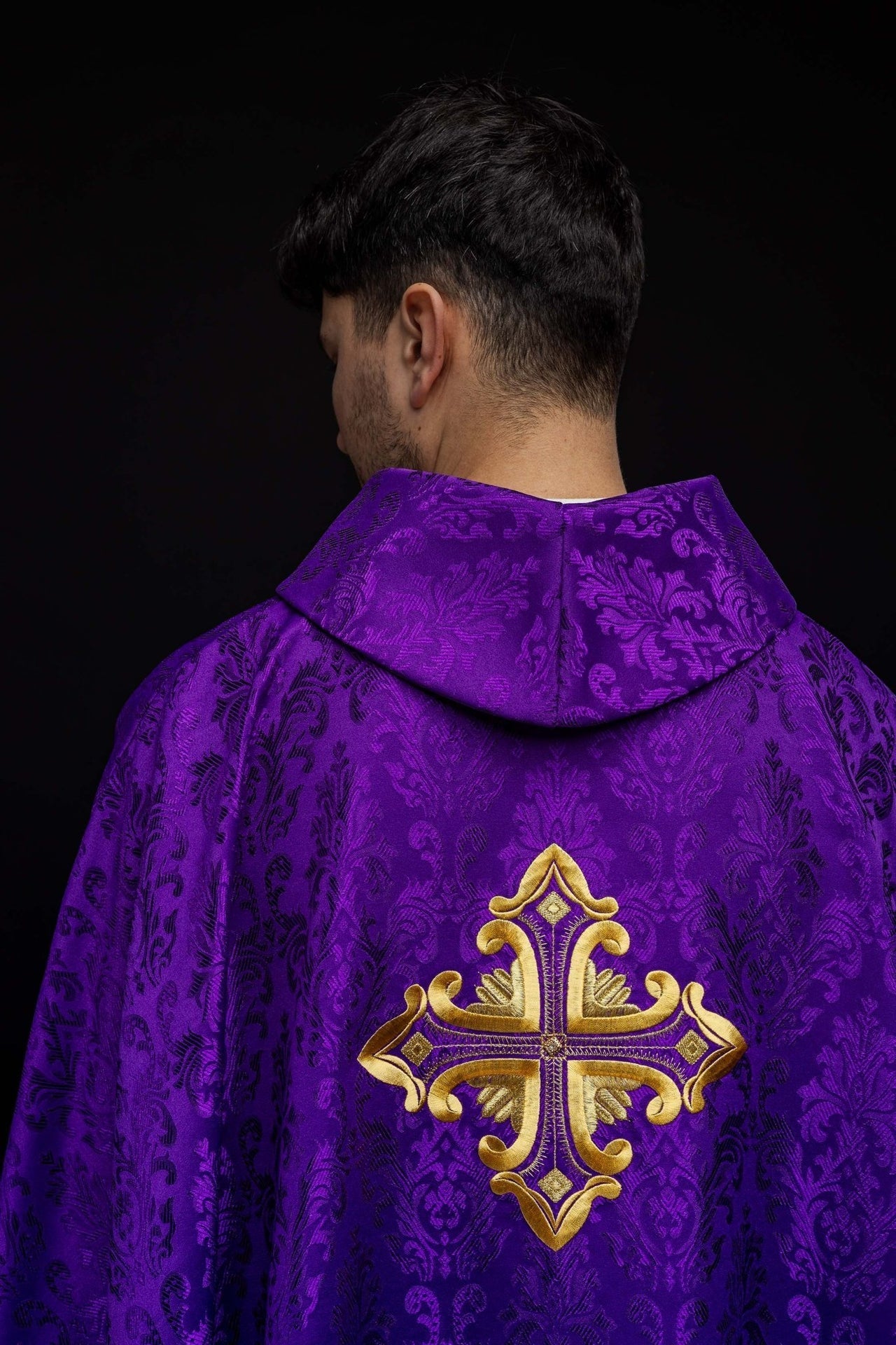 Lila Messgewand mit Kreuz aus gemustertem Stoff - MESSGEWANDER.DE