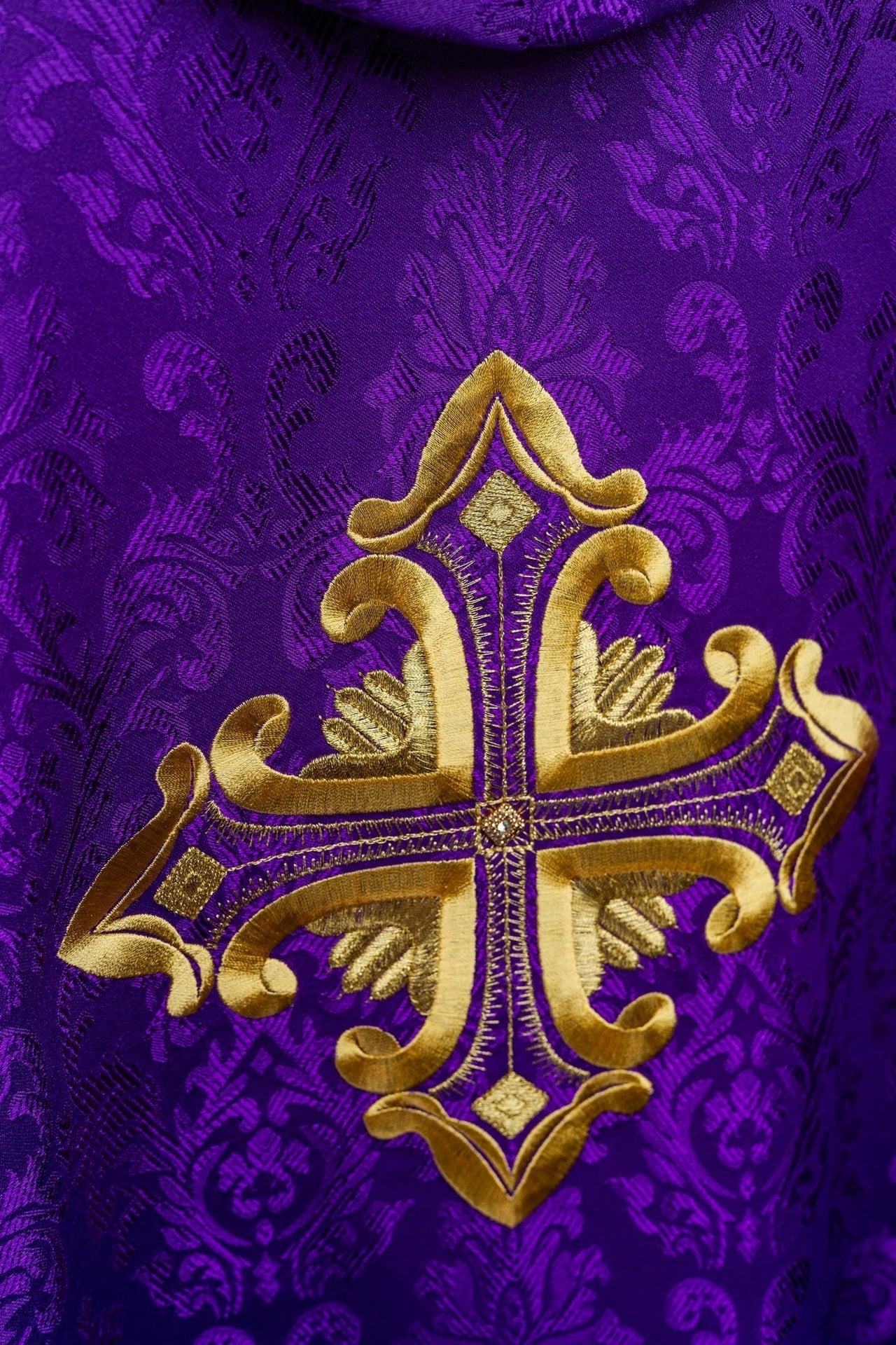 Lila Messgewand mit Kreuz aus gemustertem Stoff - MESSGEWANDER.DE