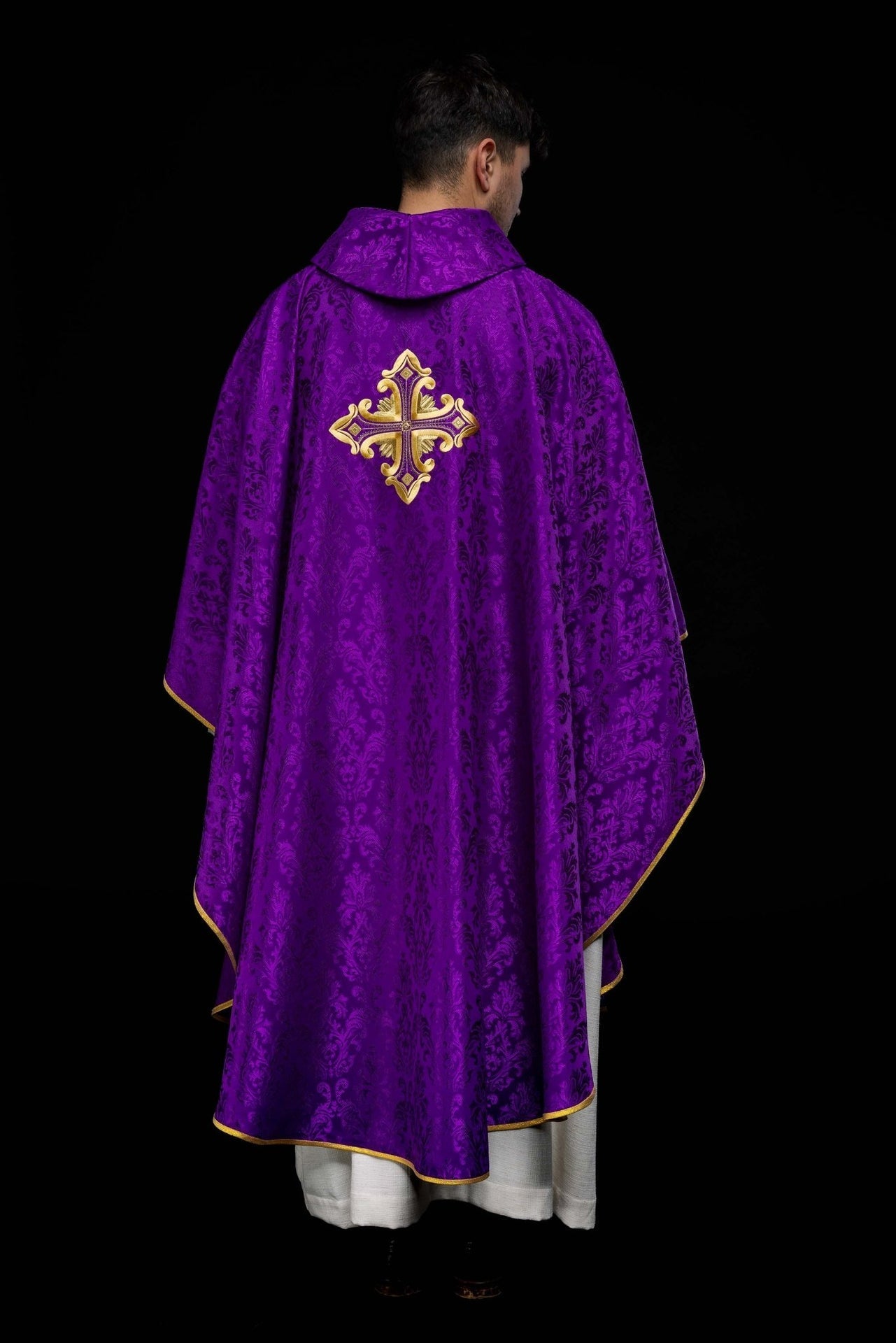 Lila Messgewand mit Kreuz aus gemustertem Stoff - MESSGEWANDER.DE
