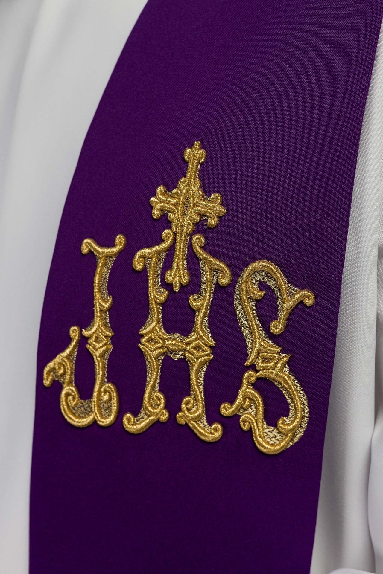 Lila Priesterstola mit Kreuz und IHS bestickt - MESSGEWANDER.DE