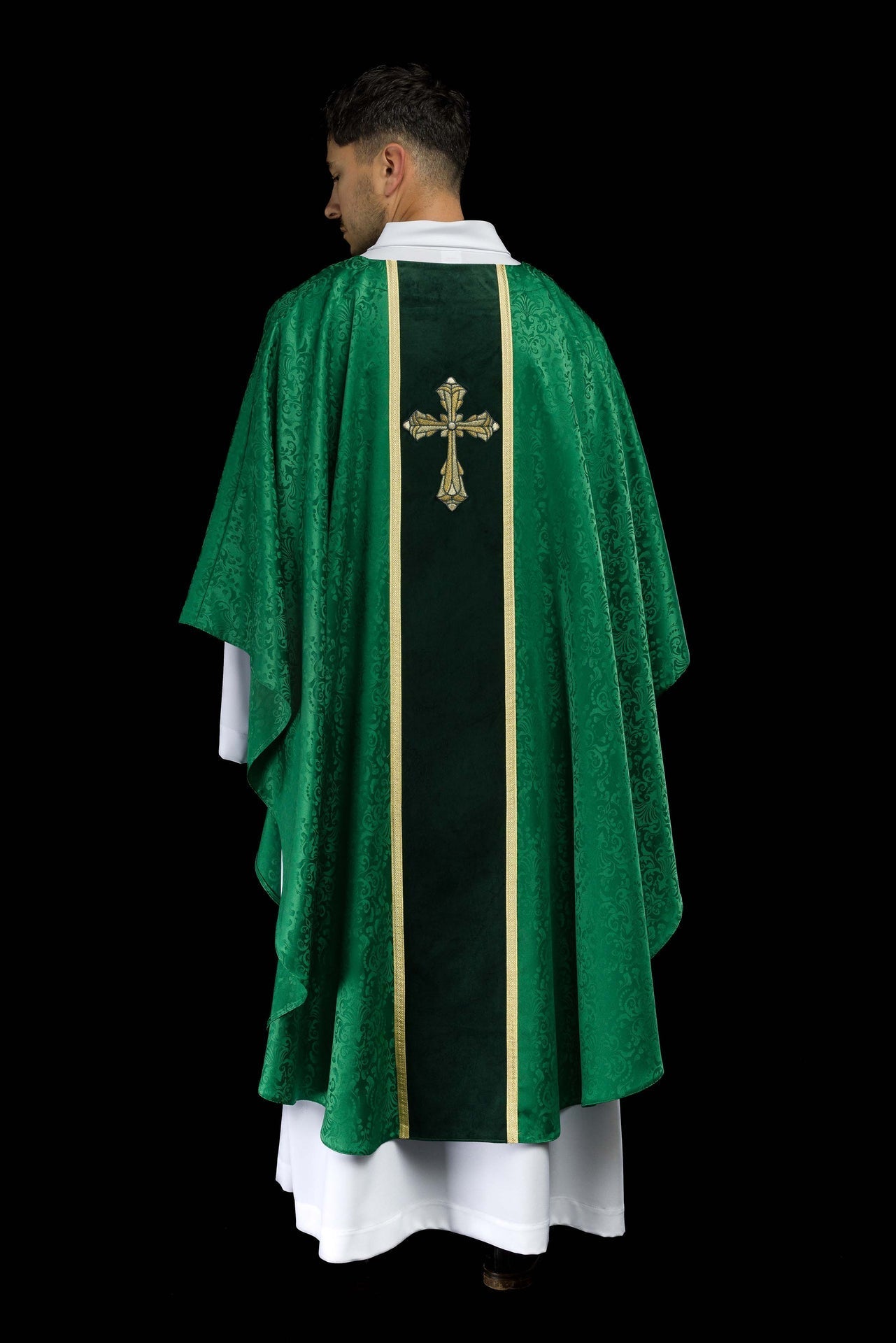 Liturgische grüne Kasel mit Gürtel und Kreuzstickerei aus Jacquardstoff - MESSGEWANDER.DE