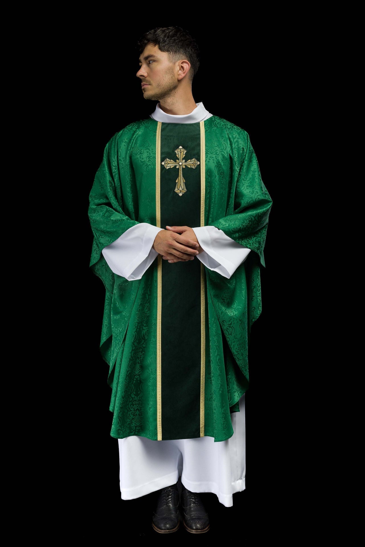 Liturgische grüne Kasel mit Gürtel und Kreuzstickerei aus Jacquardstoff - MESSGEWANDER.DE