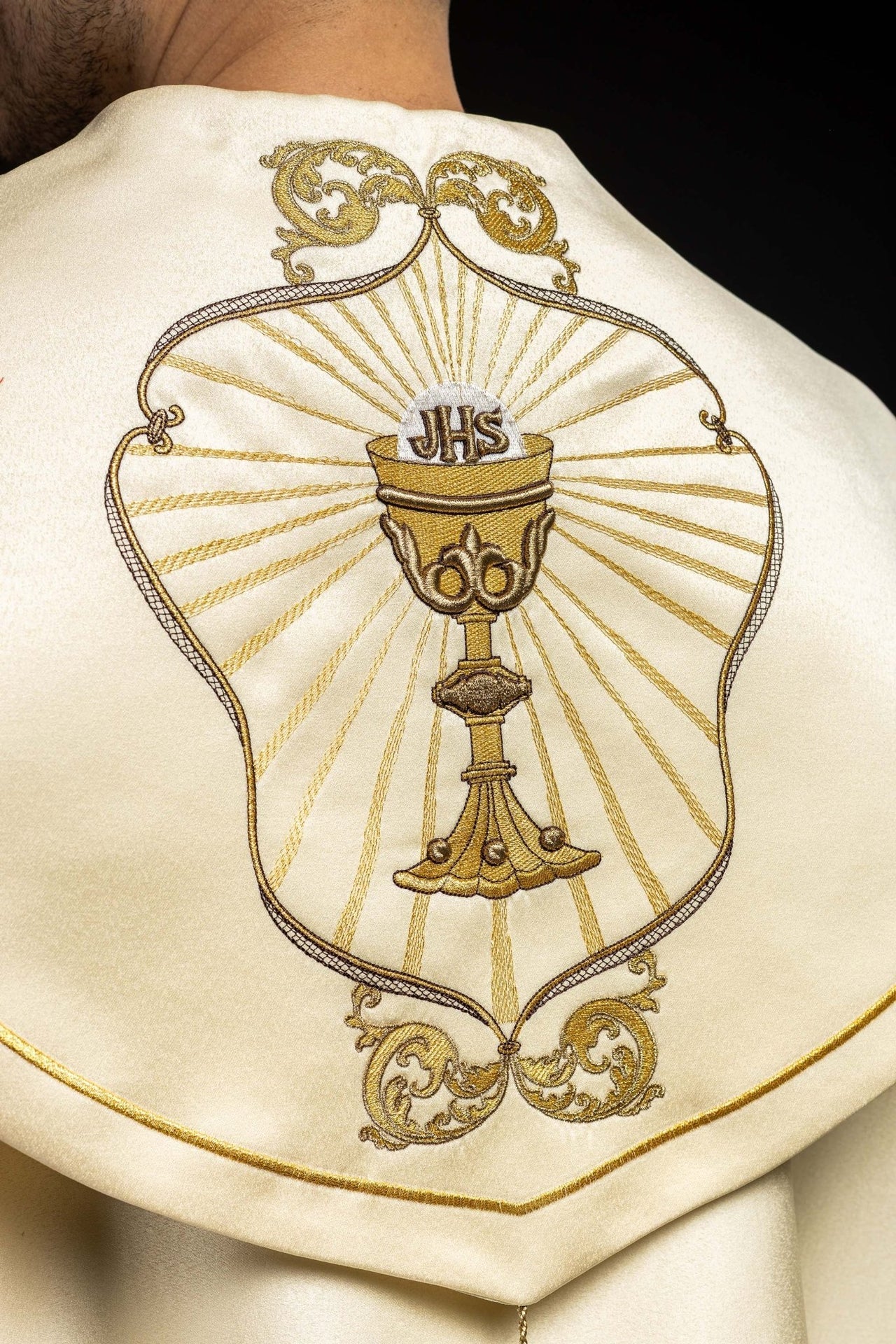 Liturgische Kapelle bestickter Kelch und IHS ecru - MESSGEWANDER.DE