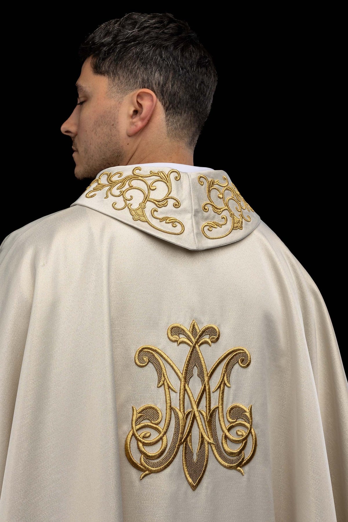 Liturgische Kasel mit besticktem Mariensymbol - MESSGEWANDER.DE