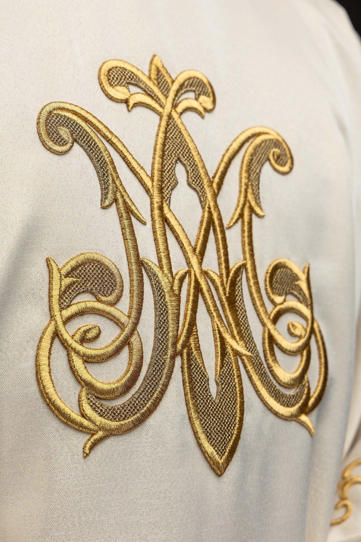 Liturgische Kasel mit besticktem Mariensymbol - MESSGEWANDER.DE