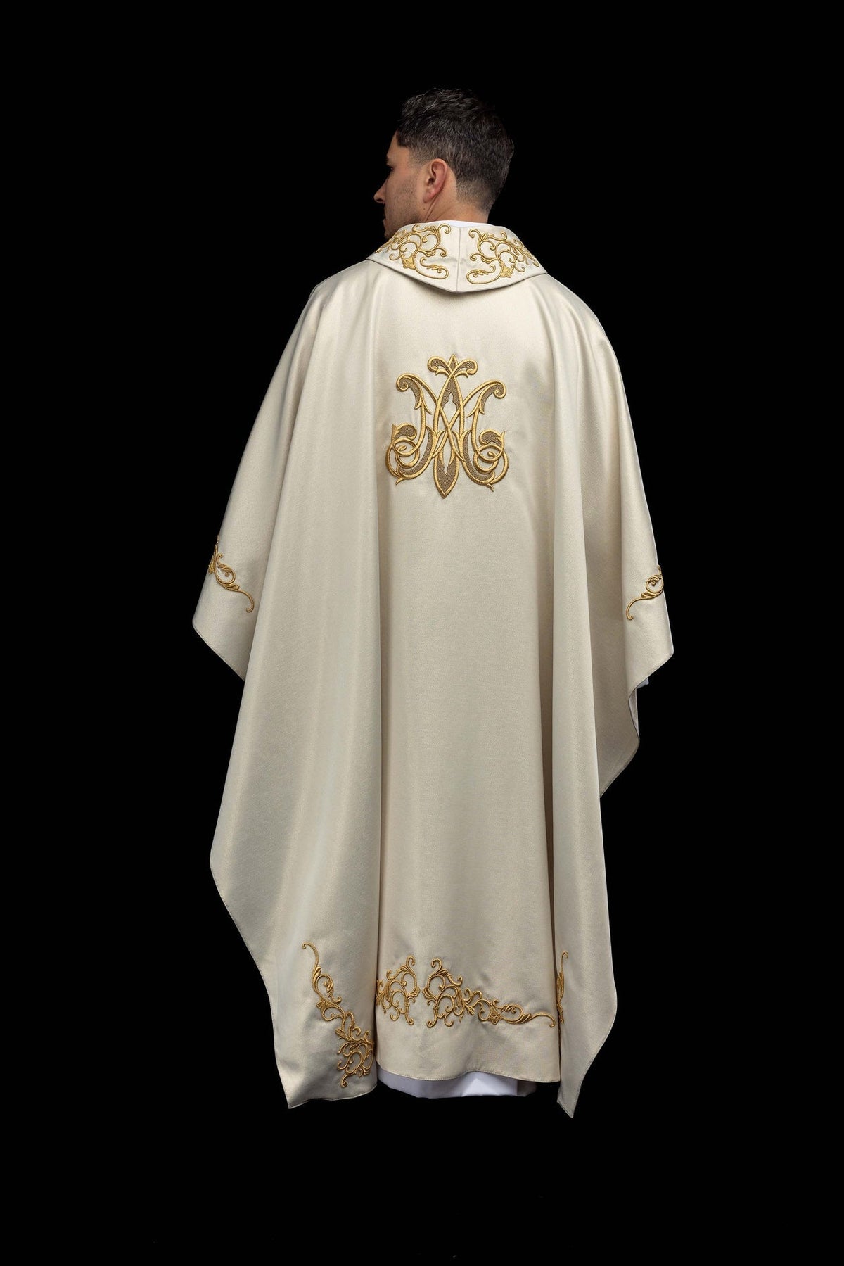 Liturgische Kasel mit besticktem Mariensymbol - MESSGEWANDER.DE