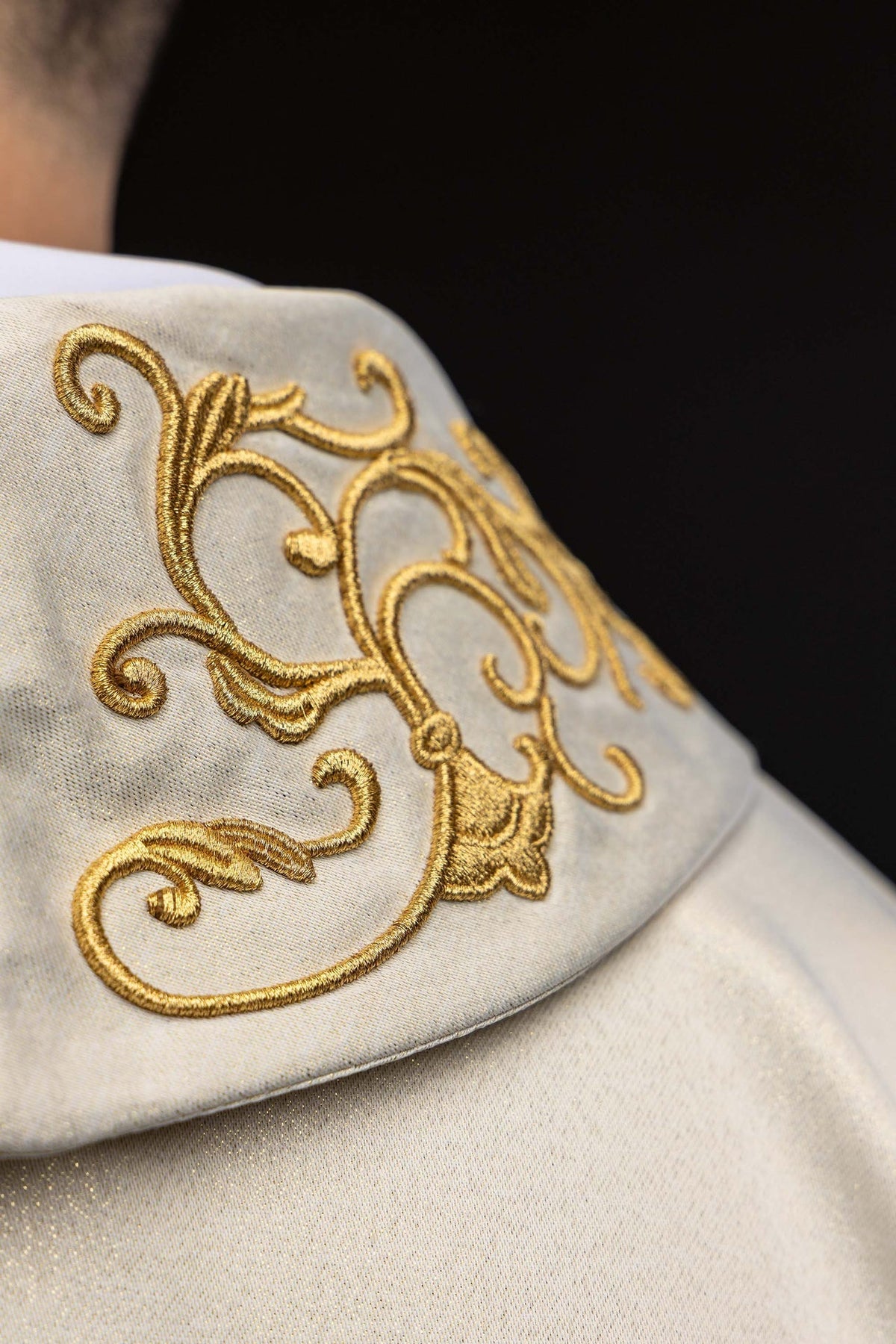 Liturgische Kasel mit besticktem Mariensymbol - MESSGEWANDER.DE