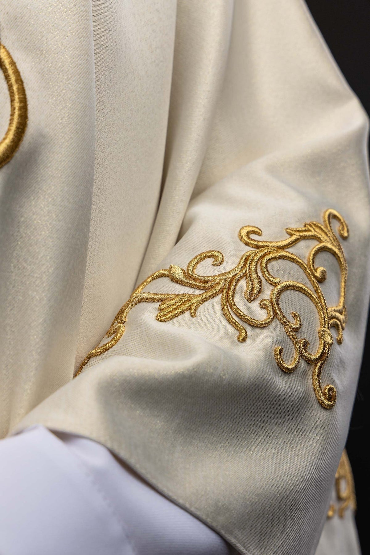 Liturgische Kasel mit besticktem Mariensymbol - MESSGEWANDER.DE