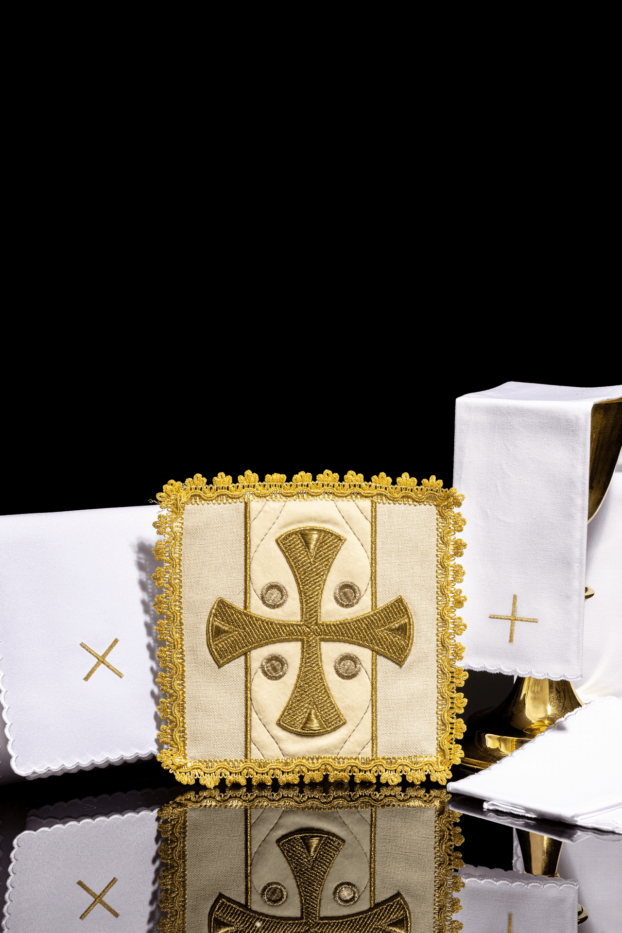 Liturgische Kelchwäsche ecru auf Samt gestickt - MESSGEWANDER.DE