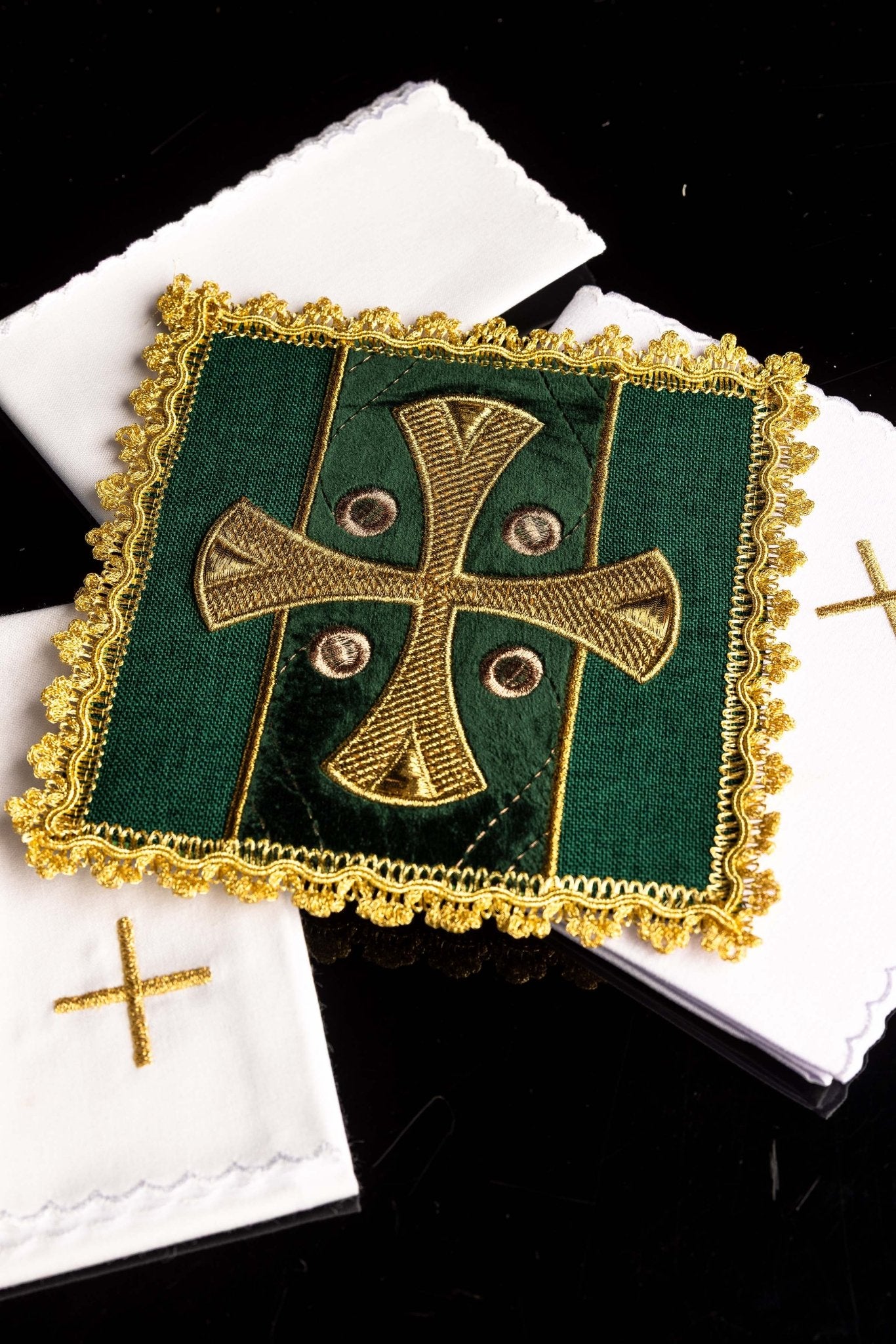 Liturgische Kelchwäsche grün auf Samt gestickt - MESSGEWANDER.DE