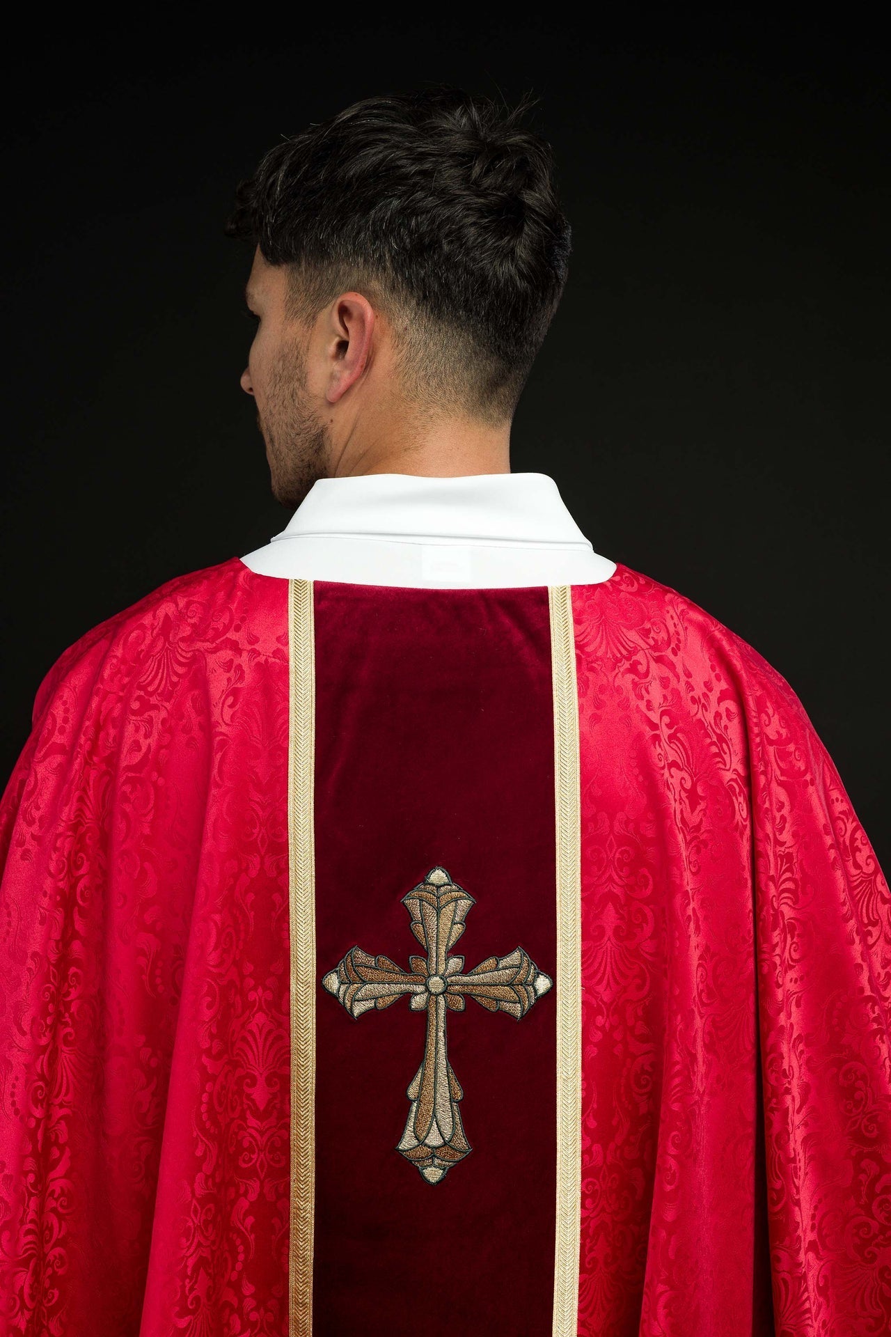 Liturgische rote Kasel mit Gürtel und Kreuzstickerei aus Jacquardstoff - MESSGEWANDER.DE