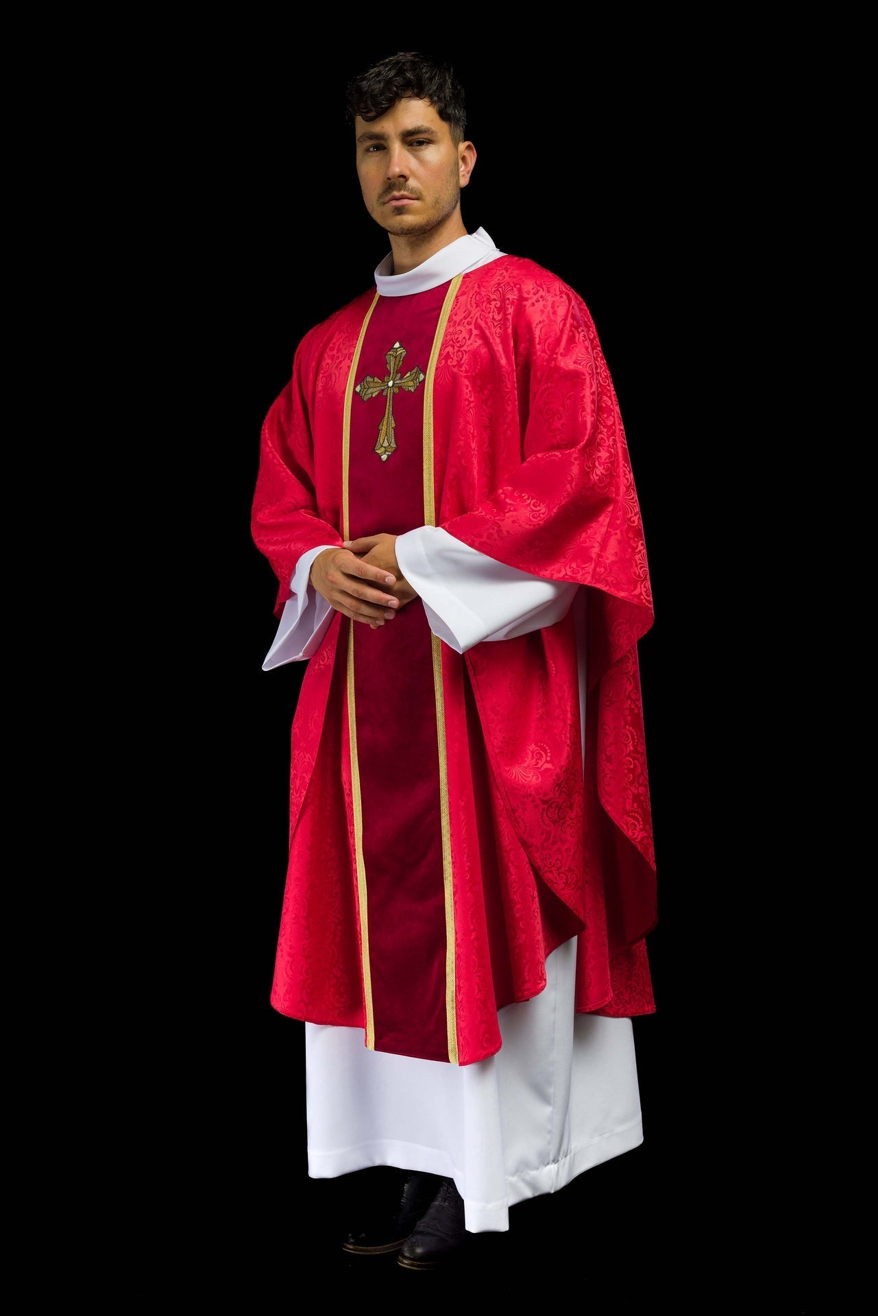 Liturgische rote Kasel mit Gürtel und Kreuzstickerei aus Jacquardstoff - MESSGEWANDER.DE