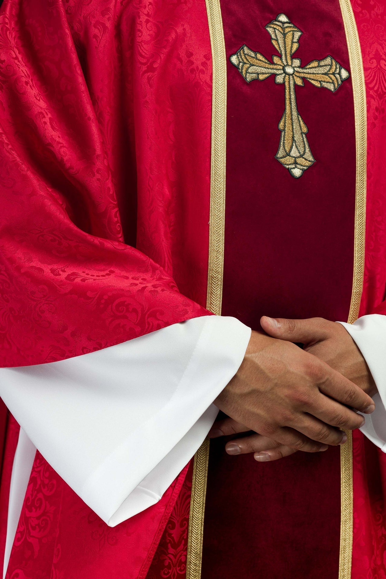 Liturgische rote Kasel mit Gürtel und Kreuzstickerei aus Jacquardstoff - MESSGEWANDER.DE