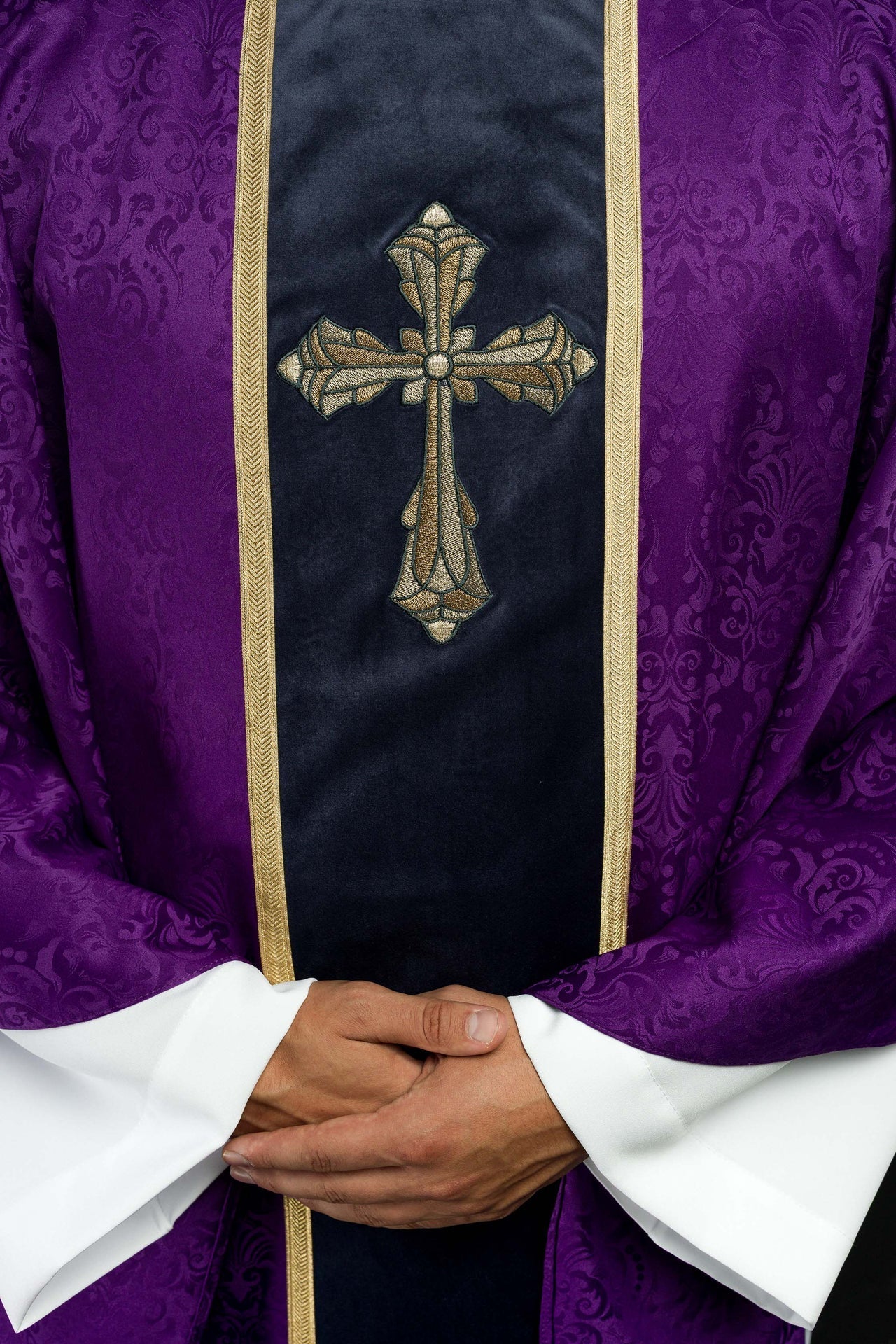 Liturgische violette Kasel mit Gürtel und Kreuzstickerei aus Jacquardstoff - MESSGEWANDER.DE