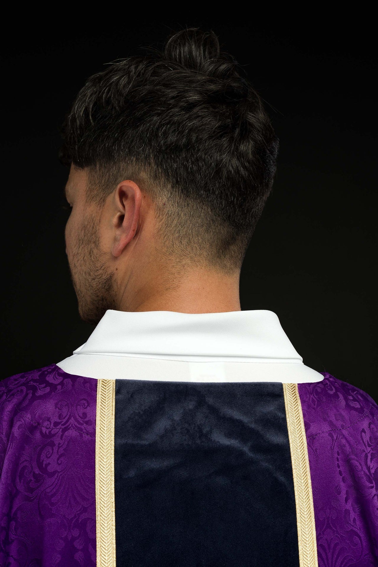 Liturgische violette Kasel mit Gürtel und Kreuzstickerei aus Jacquardstoff - MESSGEWANDER.DE