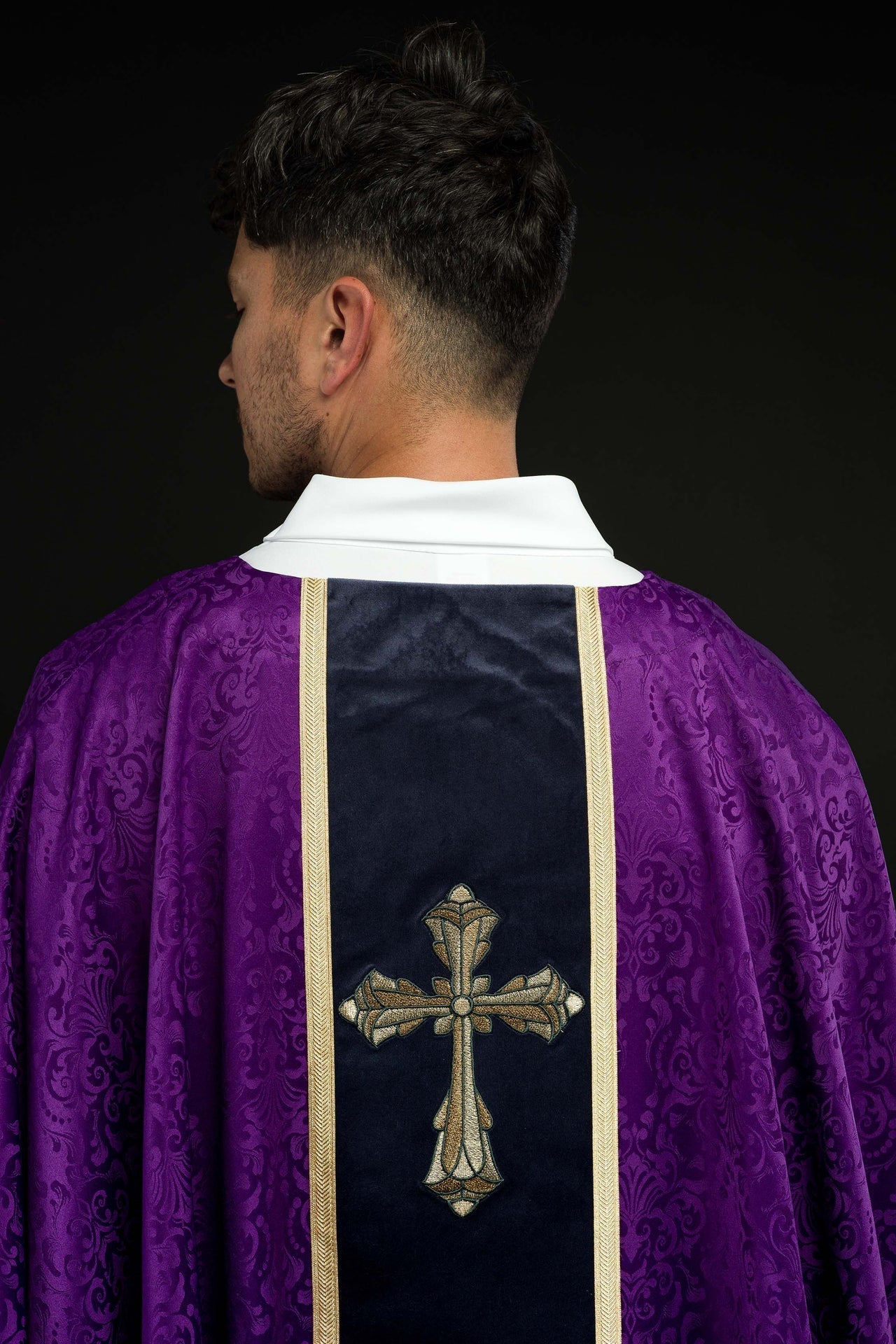 Liturgische violette Kasel mit Gürtel und Kreuzstickerei aus Jacquardstoff - MESSGEWANDER.DE