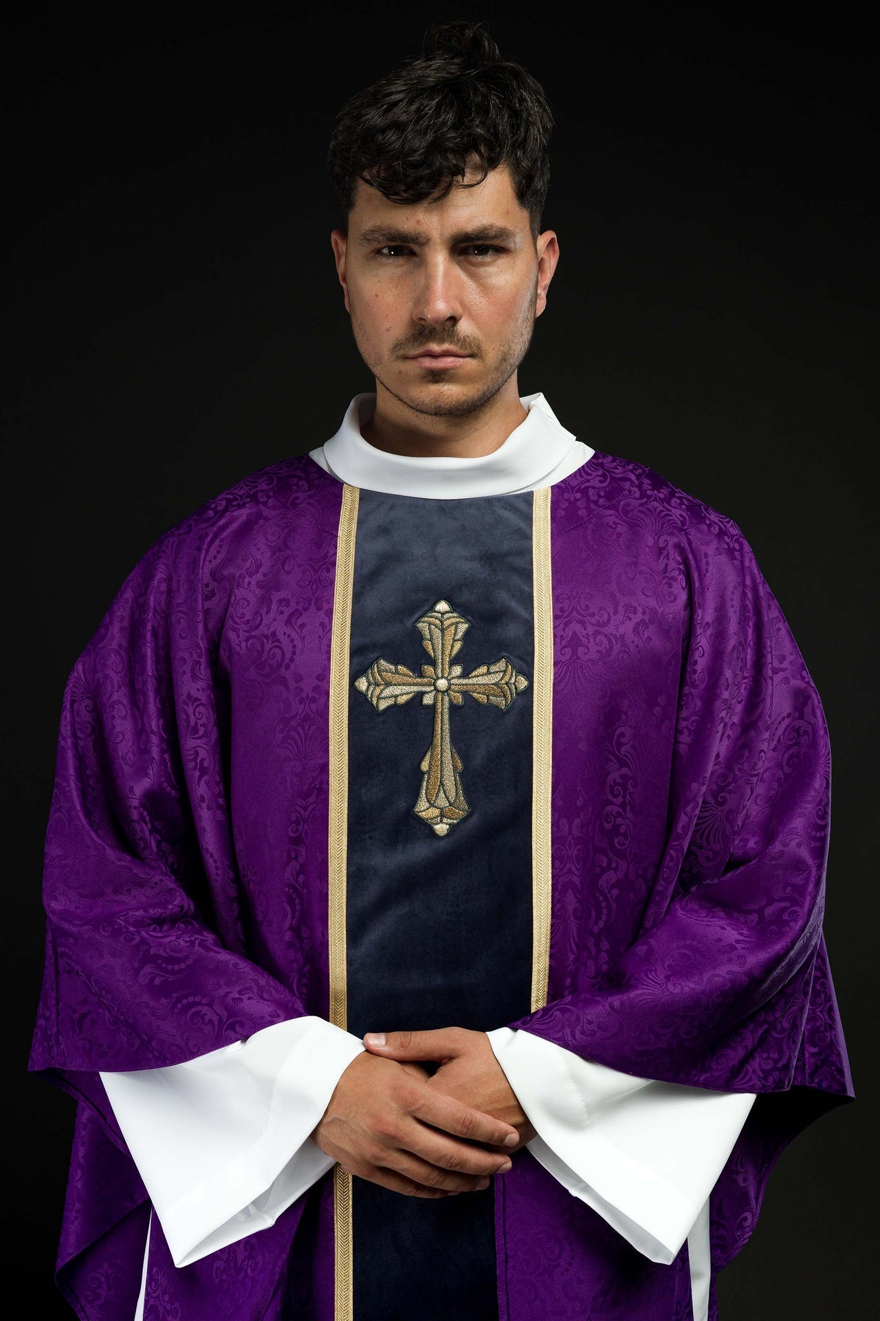 Liturgische violette Kasel mit Gürtel und Kreuzstickerei aus Jacquardstoff - MESSGEWANDER.DE