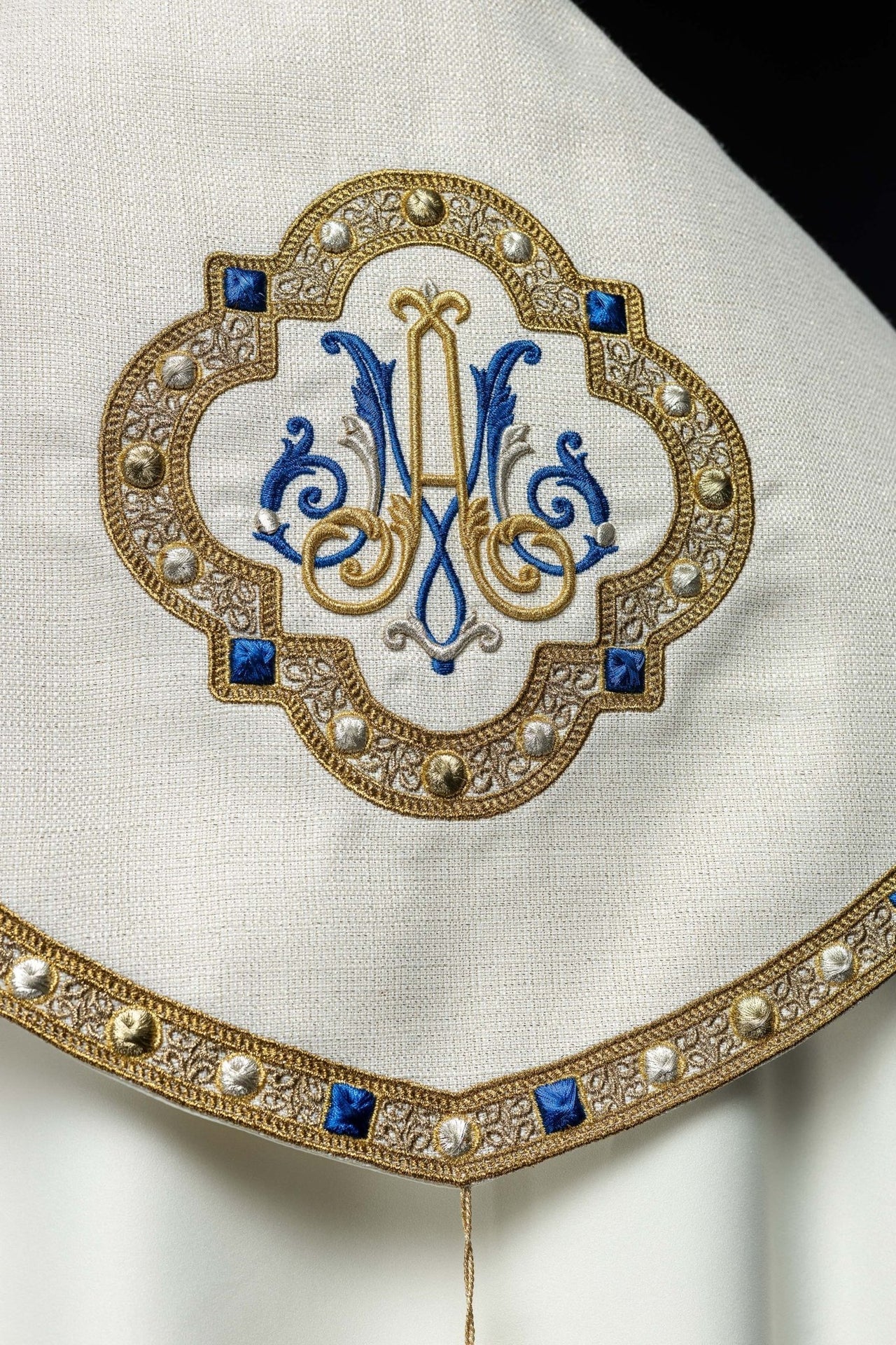 Liturgischer Rauchmantel mit gesticktem Marienwappen - MESSGEWANDER.DE