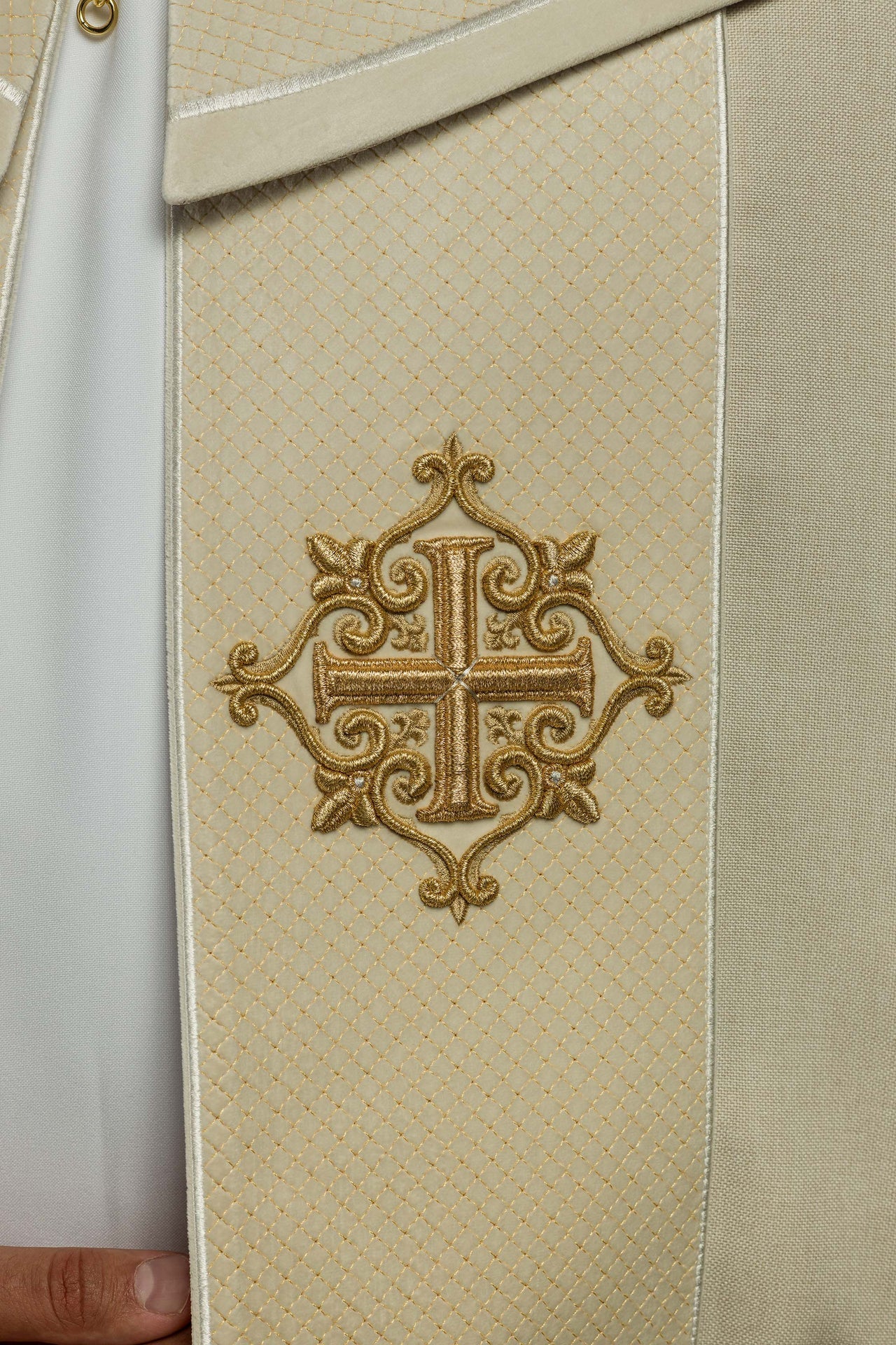 Liturgischer Rauchmantel mit Samtborte in Ecru und Kreuzstickerei - MESSGEWANDER.DE