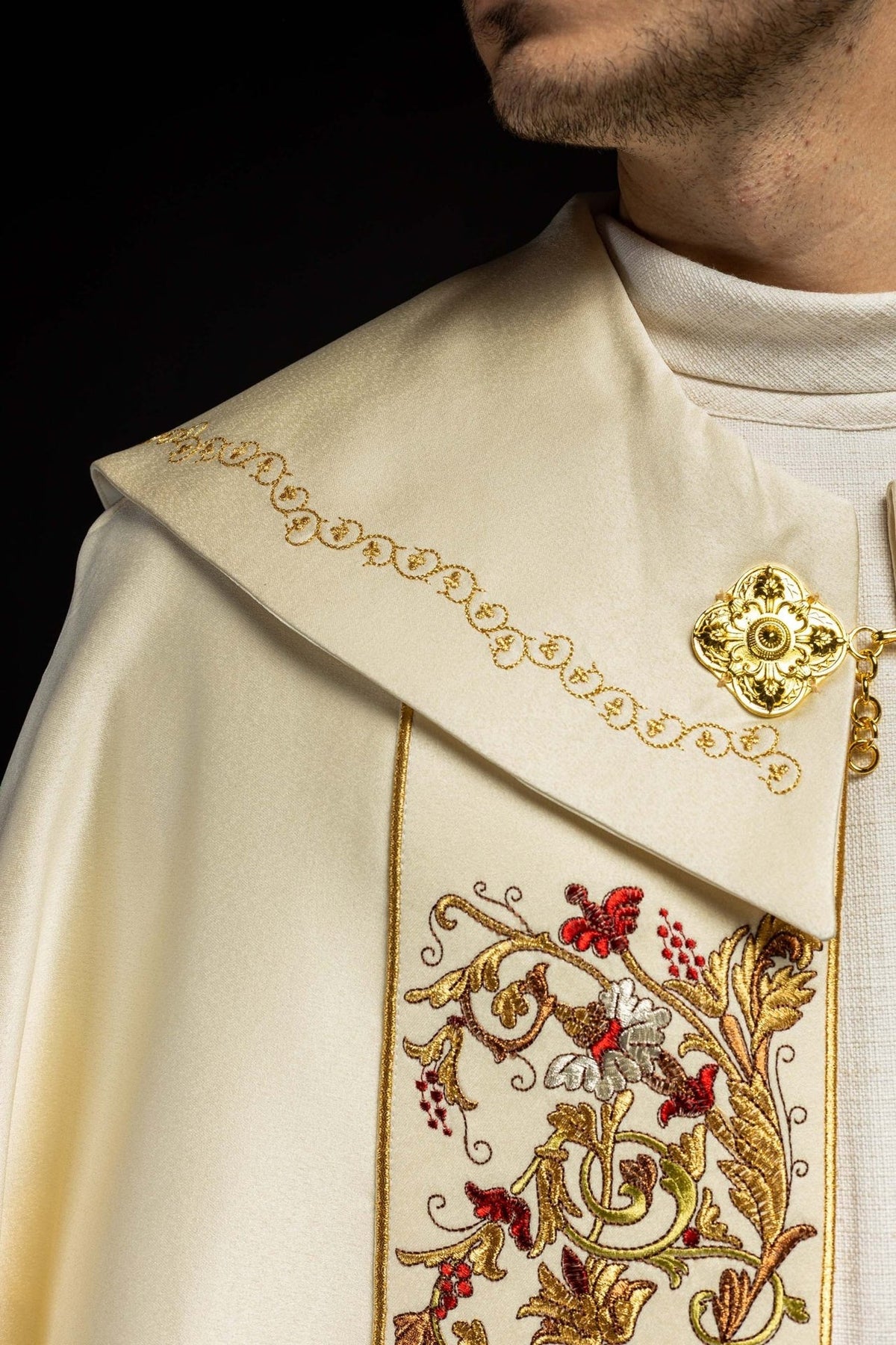 Liturgischer Umhang aus ecrufarbenem Satin mit goldener Stickerei IHS - MESSGEWANDER.DE