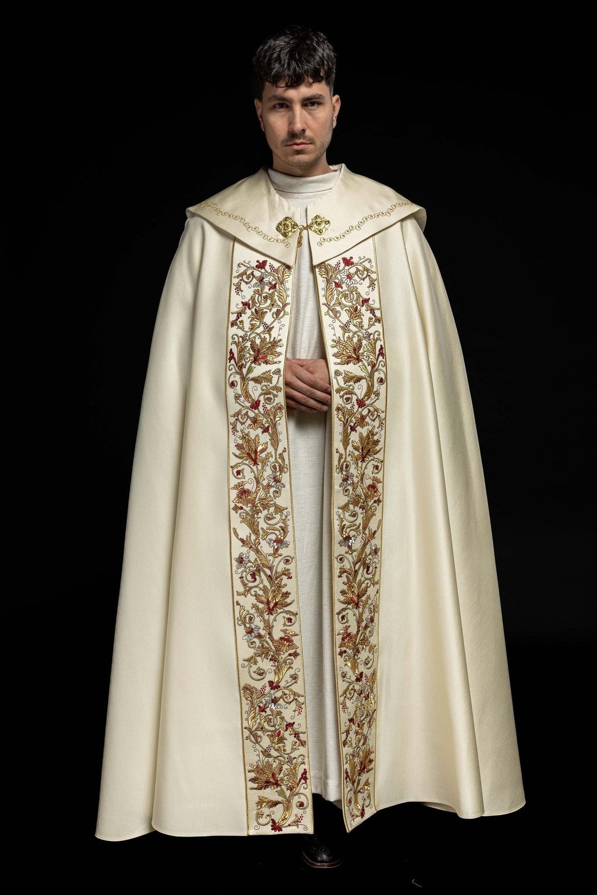 Liturgischer Umhang aus ecrufarbenem Satin mit goldener Stickerei IHS - MESSGEWANDER.DE