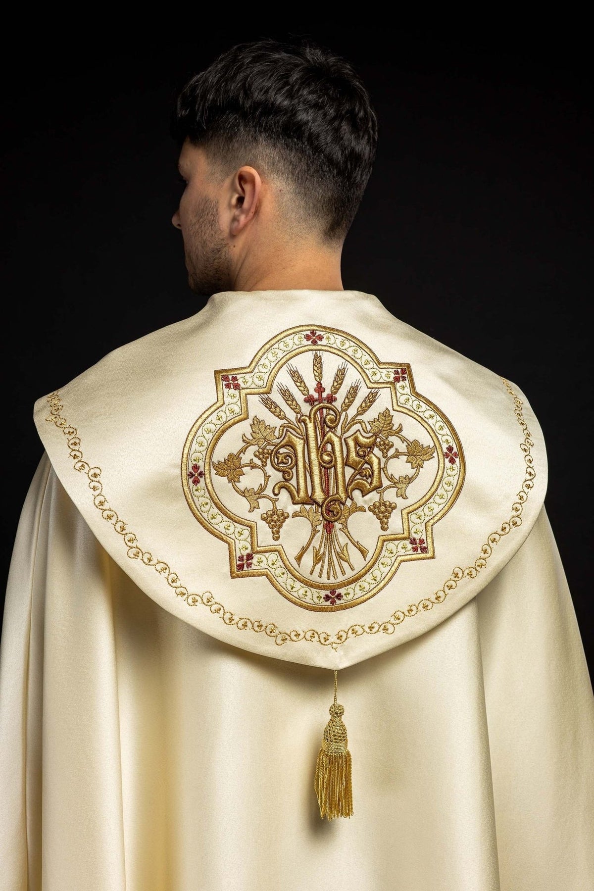 Liturgischer Umhang aus ecrufarbenem Satin mit goldener Stickerei IHS - MESSGEWANDER.DE