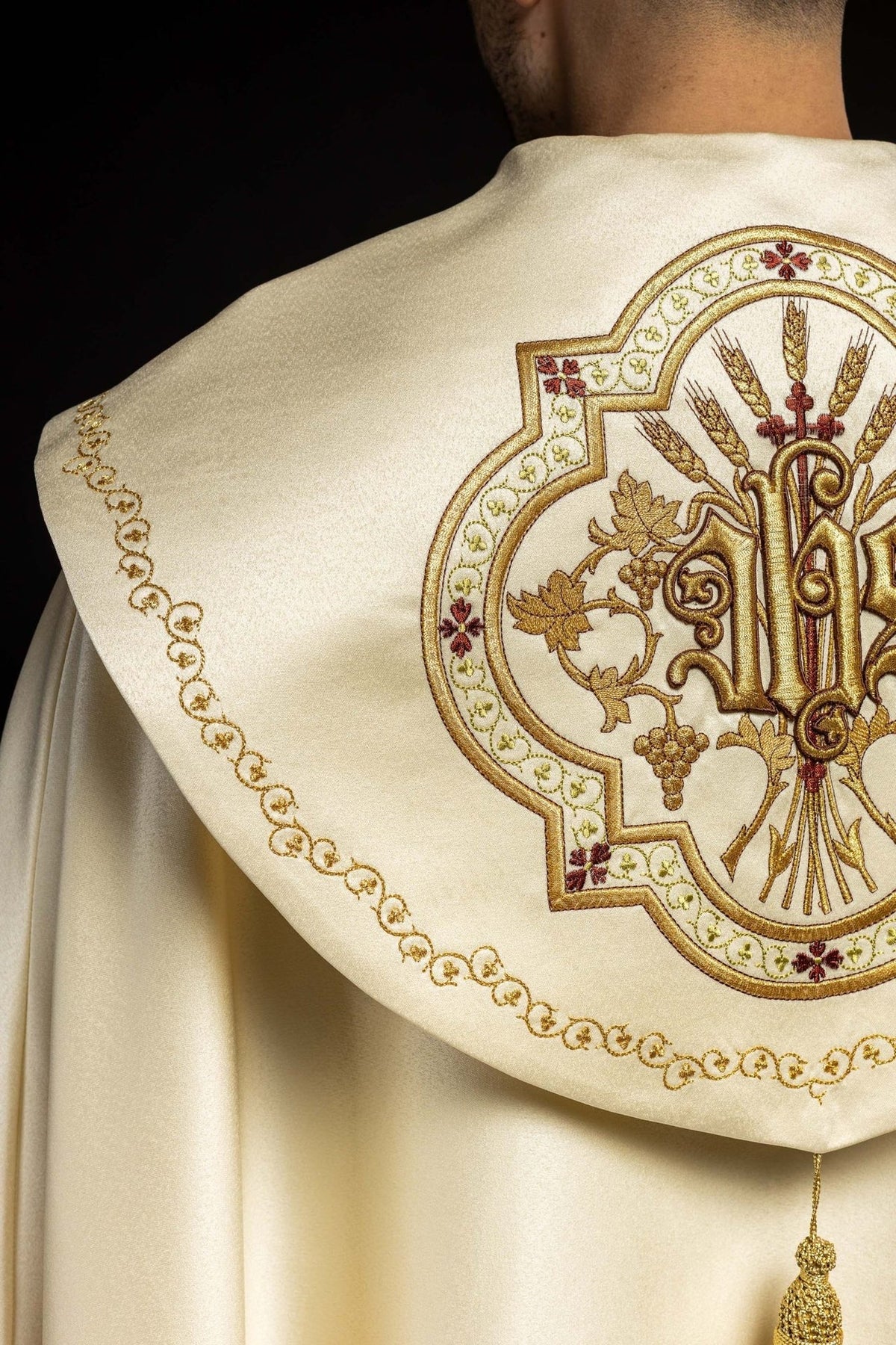 Liturgischer Umhang aus ecrufarbenem Satin mit goldener Stickerei IHS - MESSGEWANDER.DE