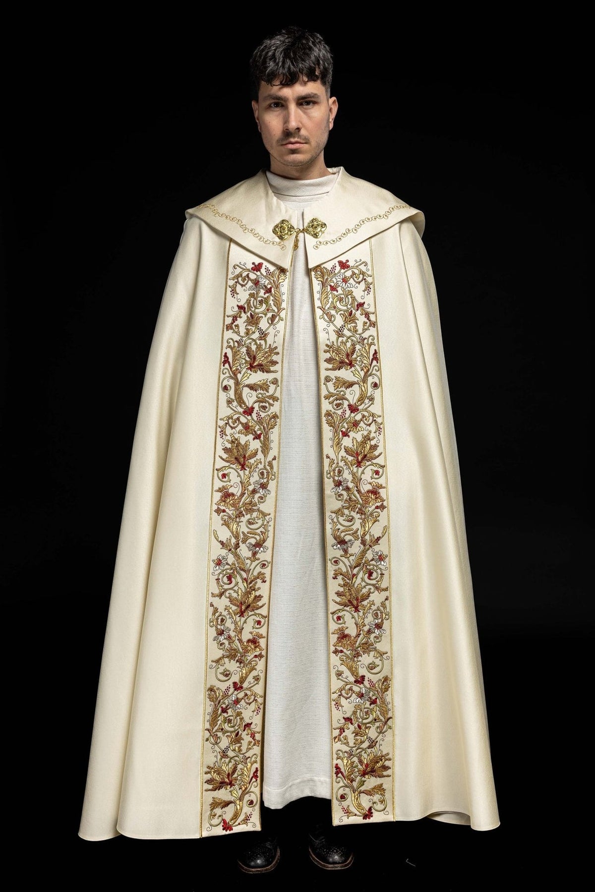 Liturgischer Umhang aus ecrufarbenem Satin mit goldener Stickerei IHS - MESSGEWANDER.DE