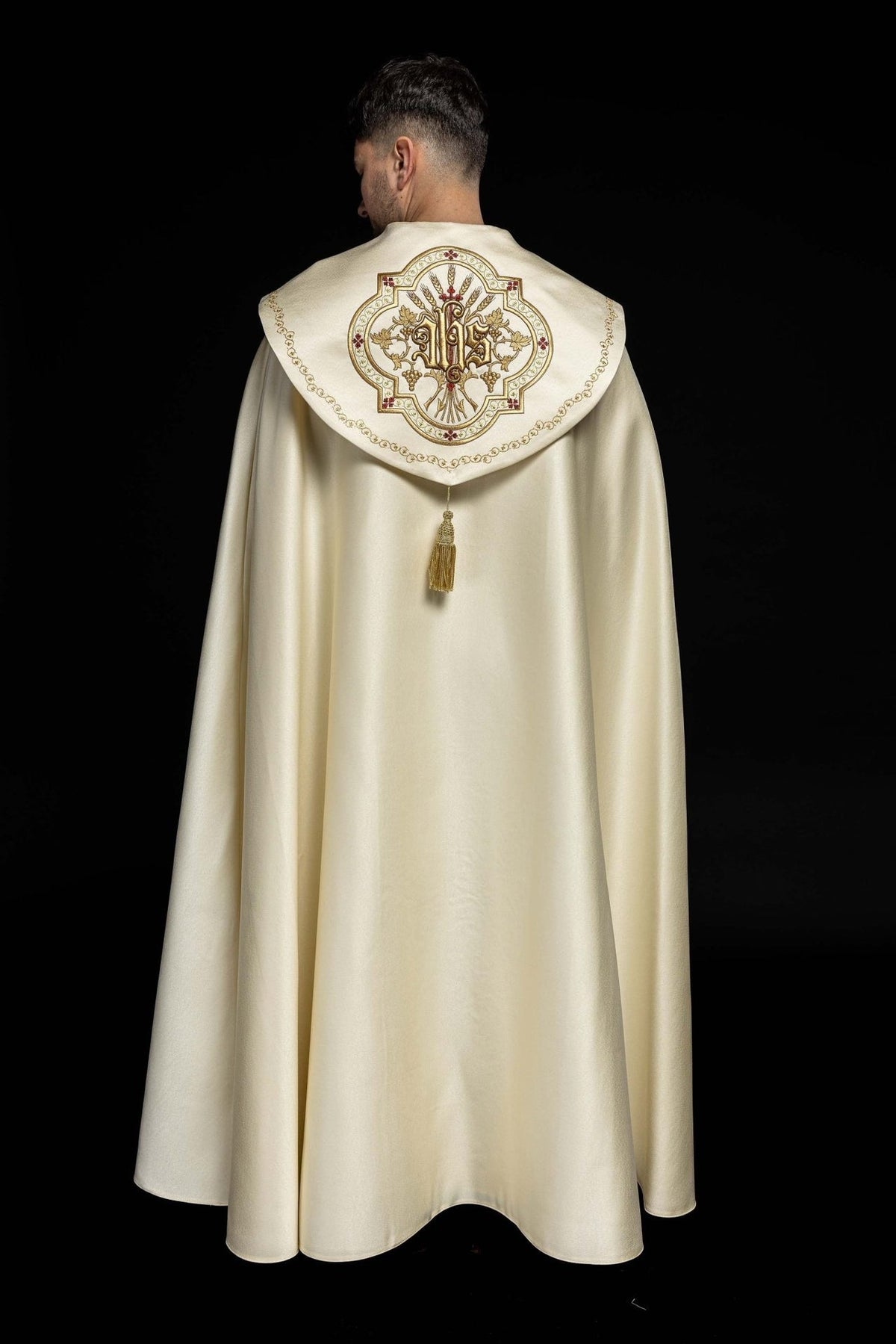 Liturgischer Umhang aus ecrufarbenem Satin mit goldener Stickerei IHS - MESSGEWANDER.DE