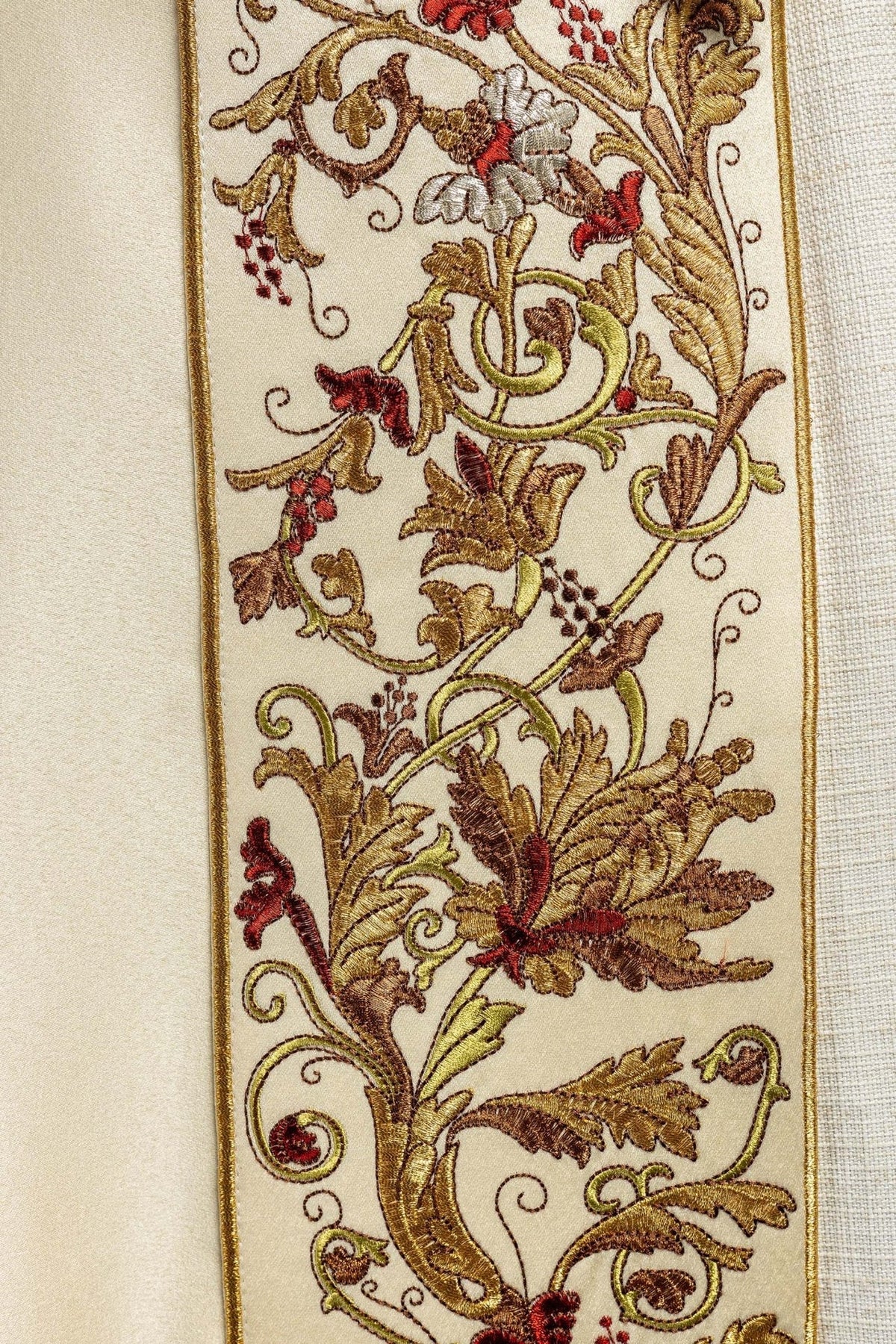 Liturgischer Umhang aus ecrufarbenem Satin mit goldener Stickerei IHS - MESSGEWANDER.DE
