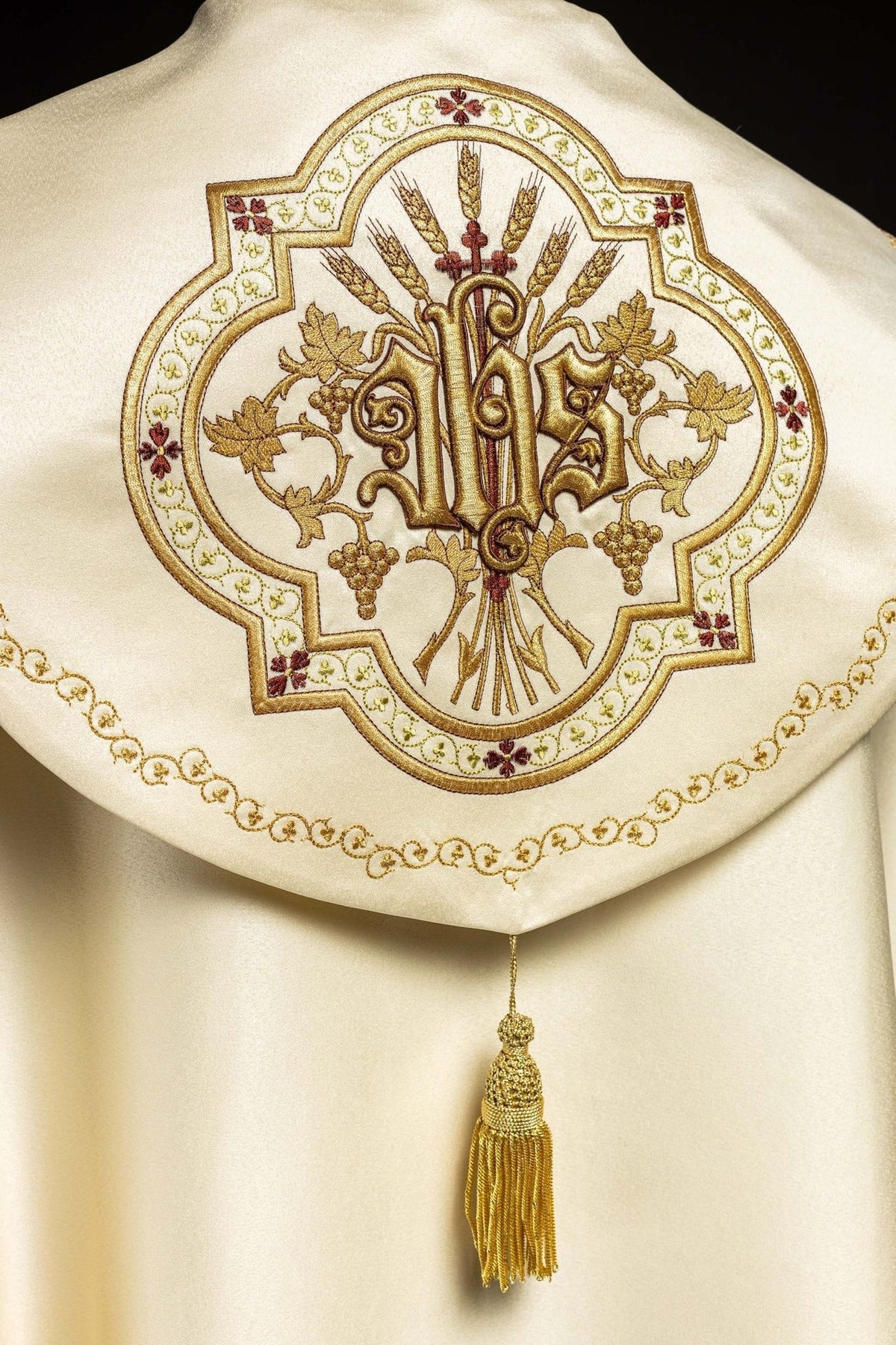 Liturgischer Umhang aus ecrufarbenem Satin mit goldener Stickerei IHS - MESSGEWANDER.DE