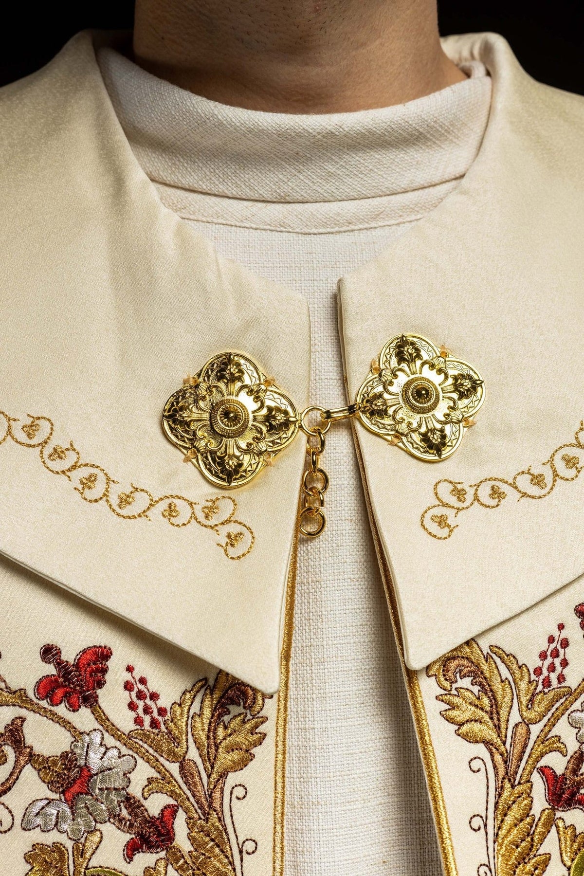 Liturgischer Umhang aus ecrufarbenem Satin mit goldener Stickerei IHS - MESSGEWANDER.DE