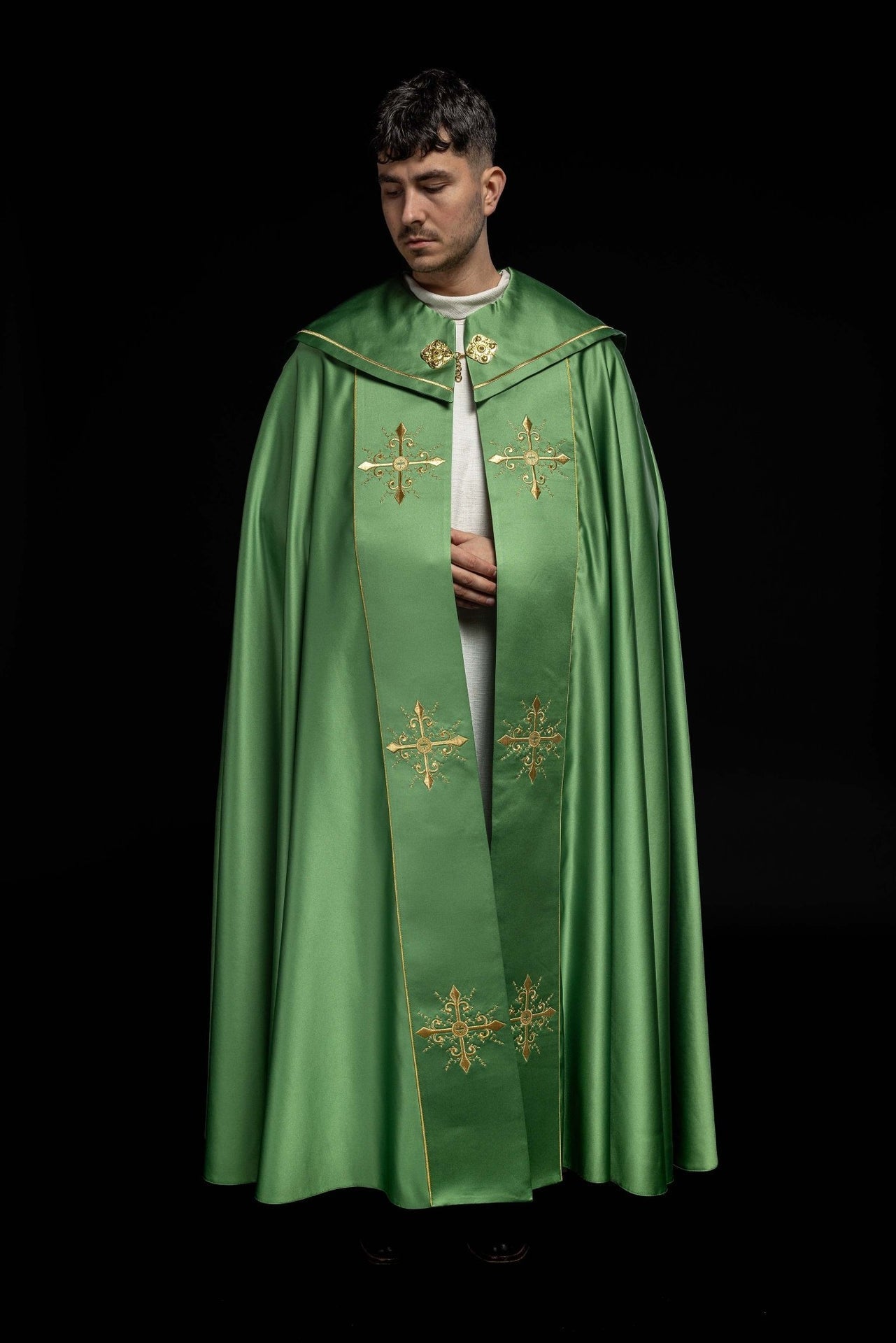 Liturgischer Umhang mit breitem gesticktem Gürtel aus Kreuzen in Grün - MESSGEWANDER.DE
