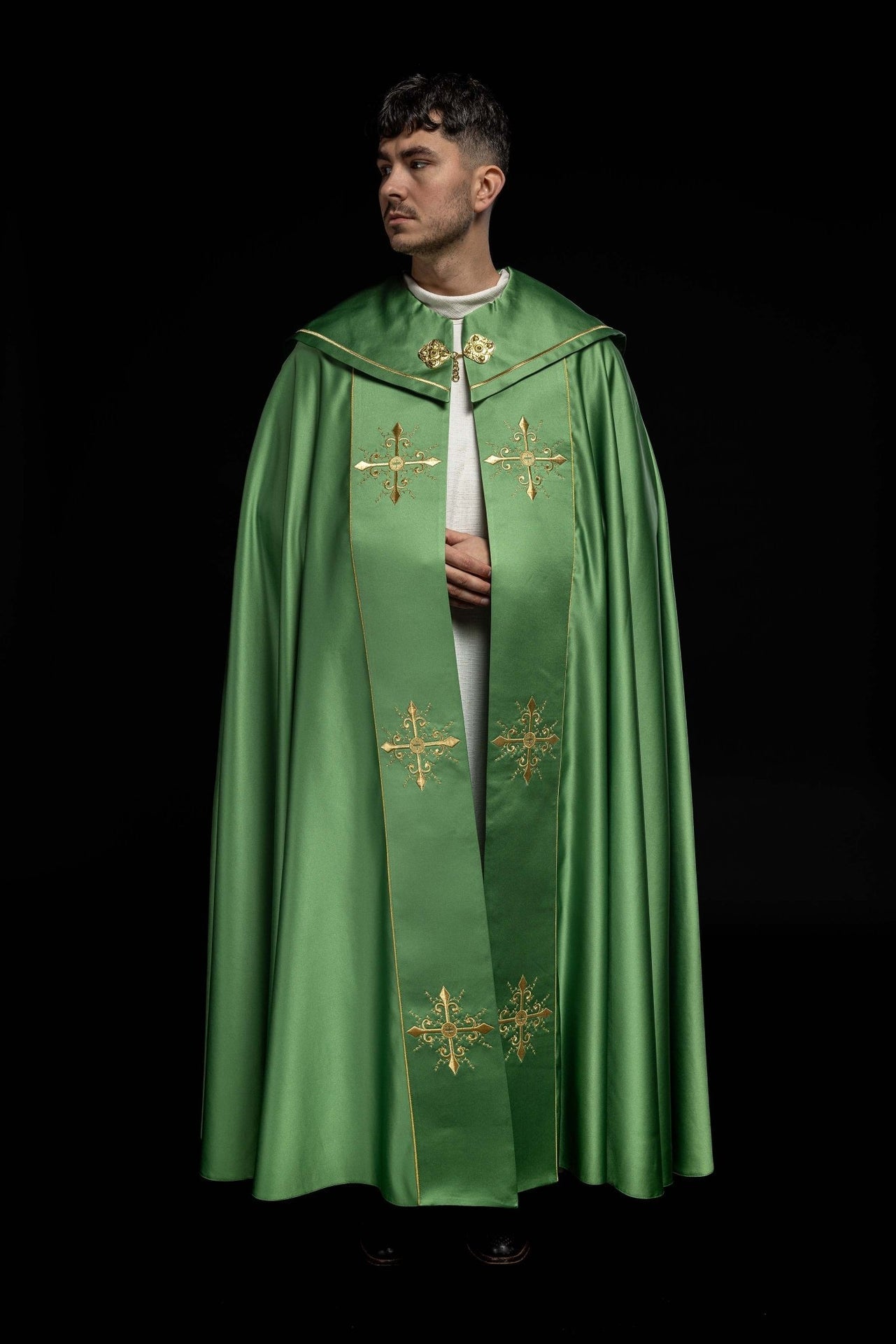 Liturgischer Umhang mit breitem gesticktem Gürtel aus Kreuzen in Grün - MESSGEWANDER.DE