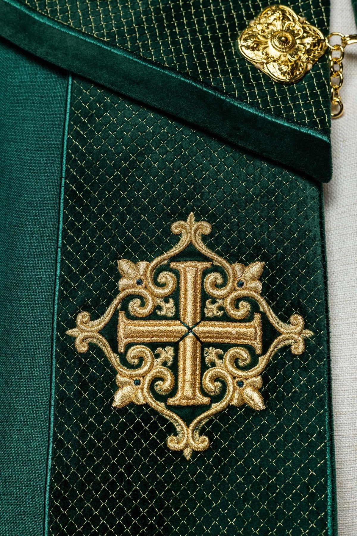 Liturgischer Umhang mit grünem Samtgürtel und Stickerei von Kreuzen - MESSGEWANDER.DE