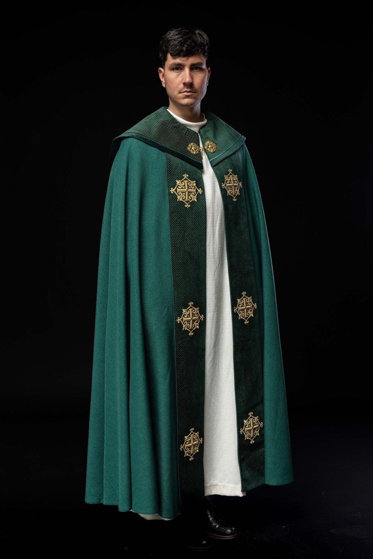 Liturgischer Umhang mit grünem Samtgürtel und Stickerei von Kreuzen - MESSGEWANDER.DE