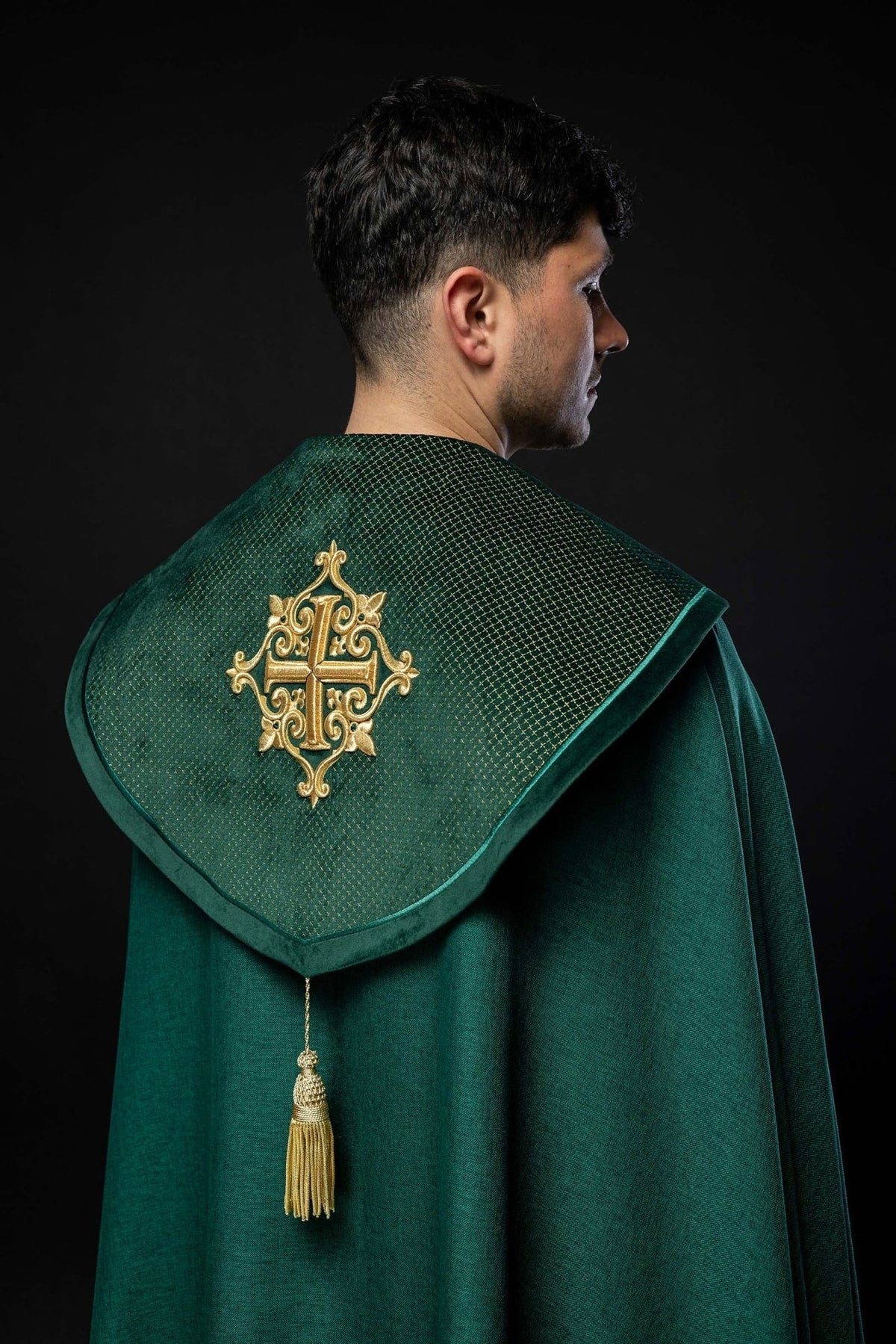 Liturgischer Umhang mit grünem Samtgürtel und Stickerei von Kreuzen - MESSGEWANDER.DE