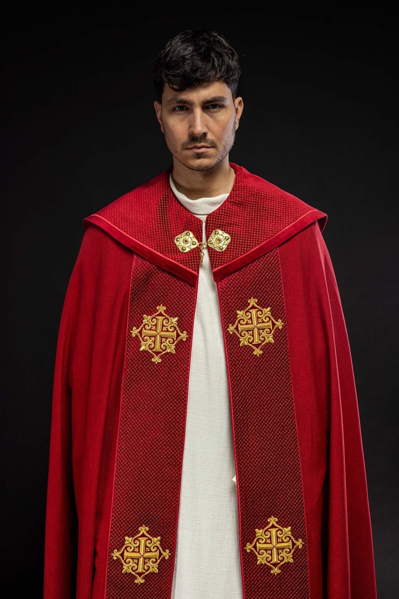 Liturgischer Umhang mit rotem Samtgürtel und Stickerei von Kreuzen - MESSGEWANDER.DE