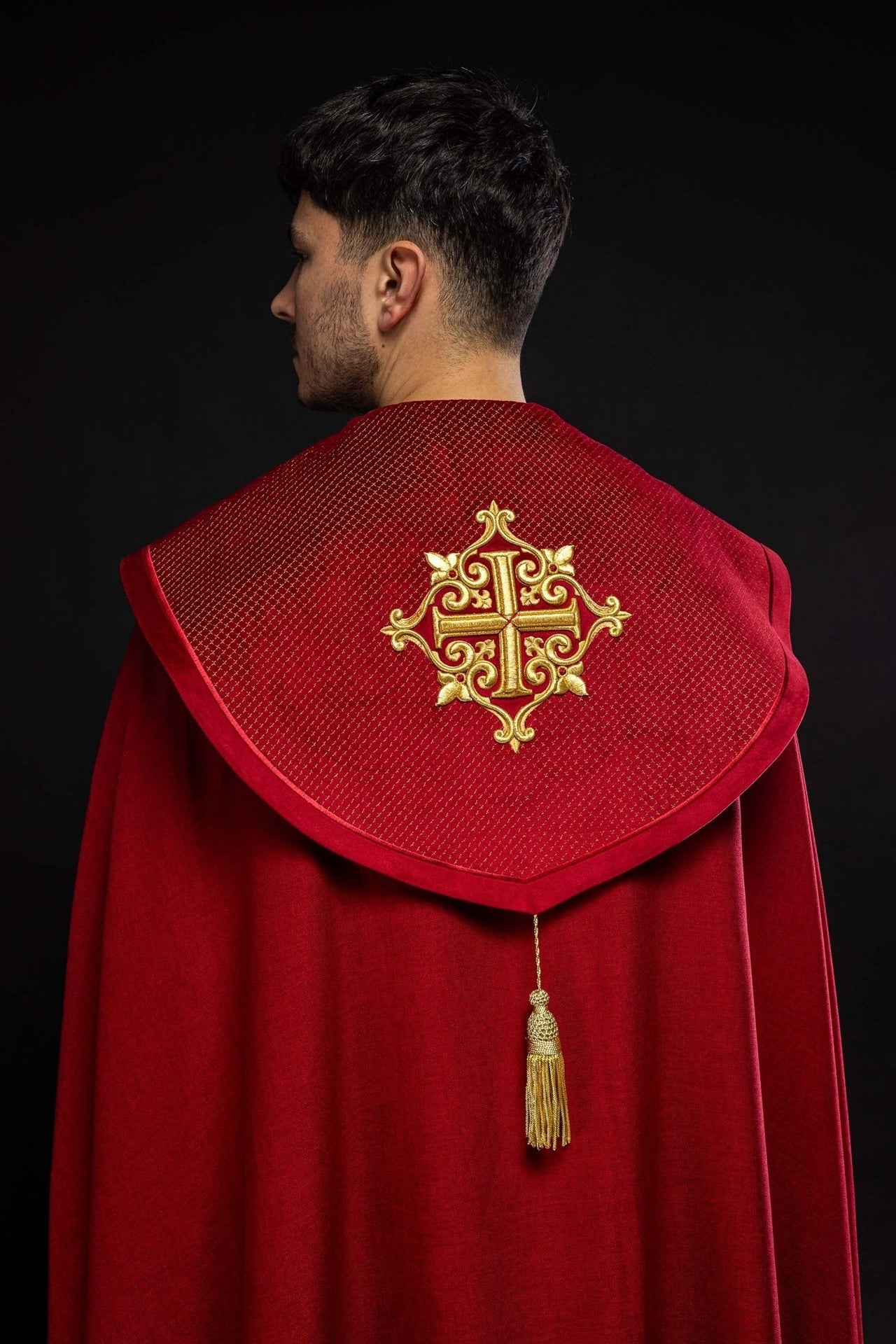 Liturgischer Umhang mit rotem Samtgürtel und Stickerei von Kreuzen - MESSGEWANDER.DE