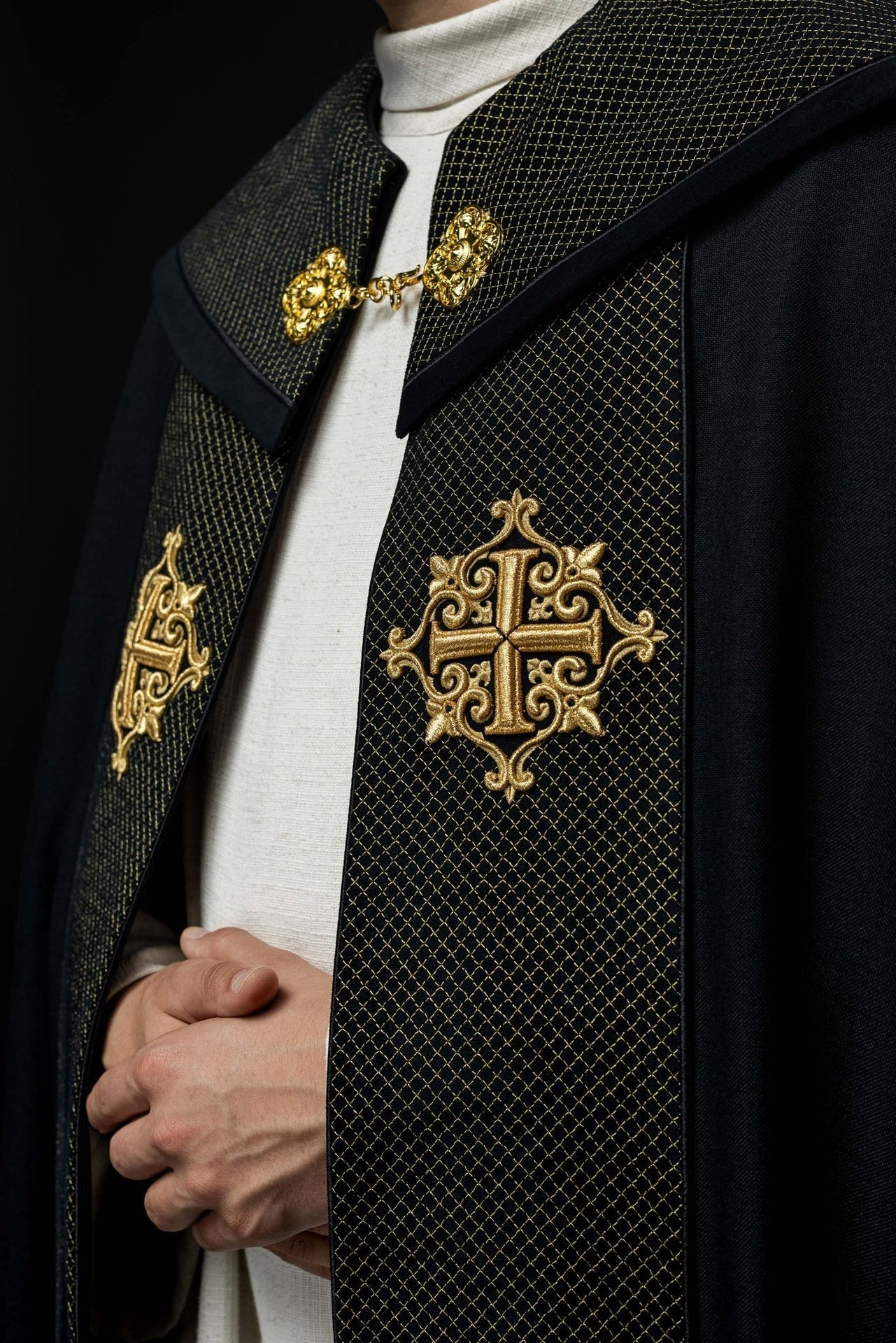 Liturgischer Umhang mit schwarzem Samtgürtel und Stickerei von Kreuzen - MESSGEWANDER.DE