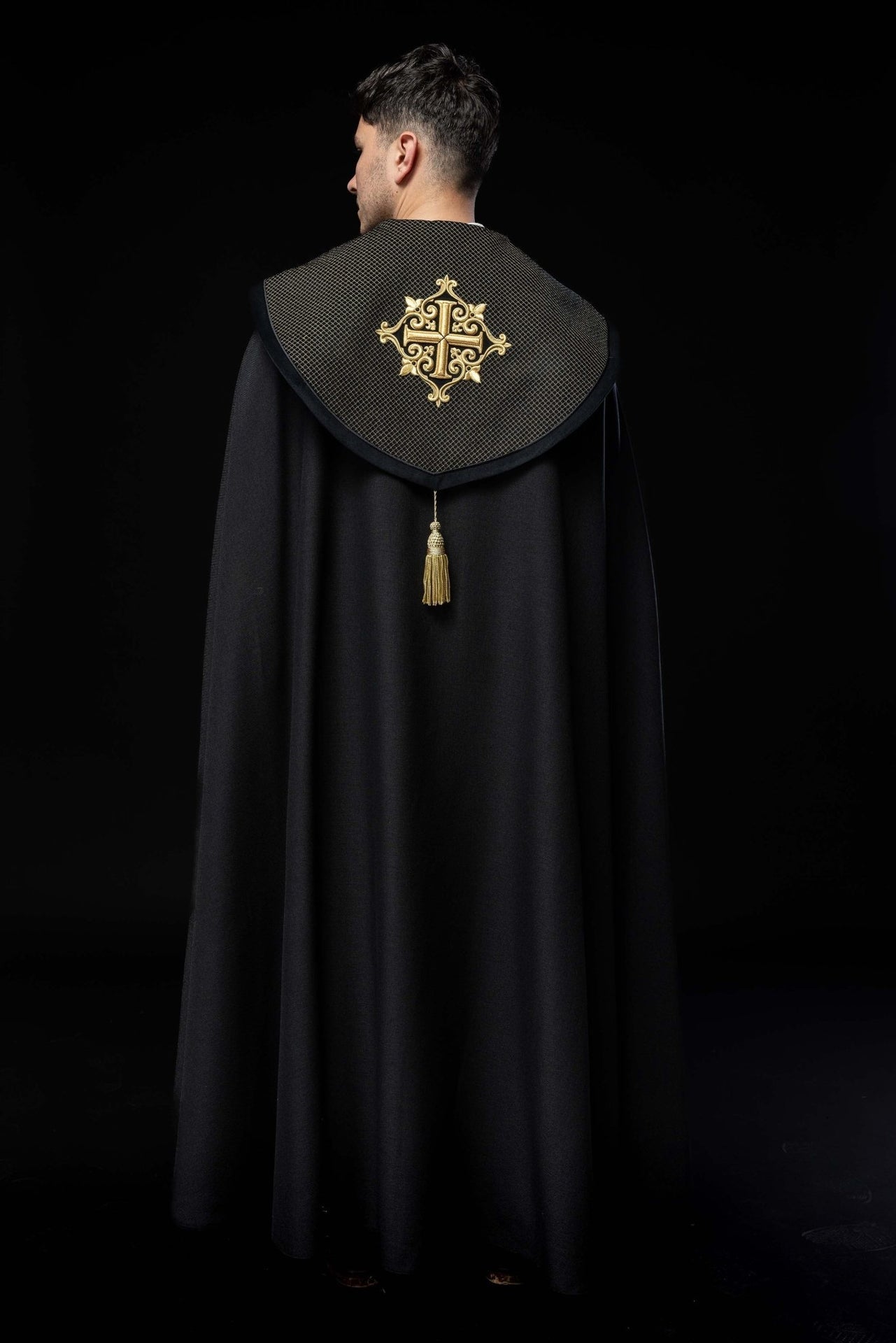Liturgischer Umhang mit schwarzem Samtgürtel und Stickerei von Kreuzen - MESSGEWANDER.DE