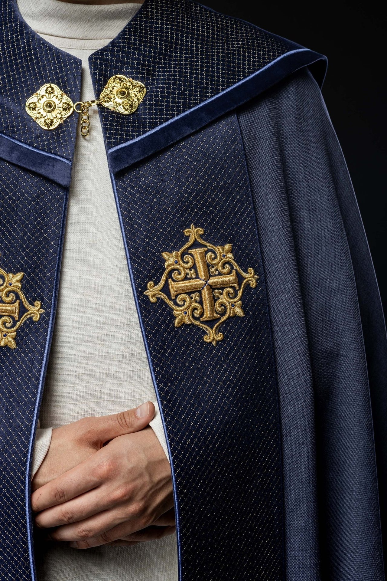 Liturgischer Umhang mit violettem Samtgürtel und Stickerei von Kreuzen - MESSGEWANDER.DE