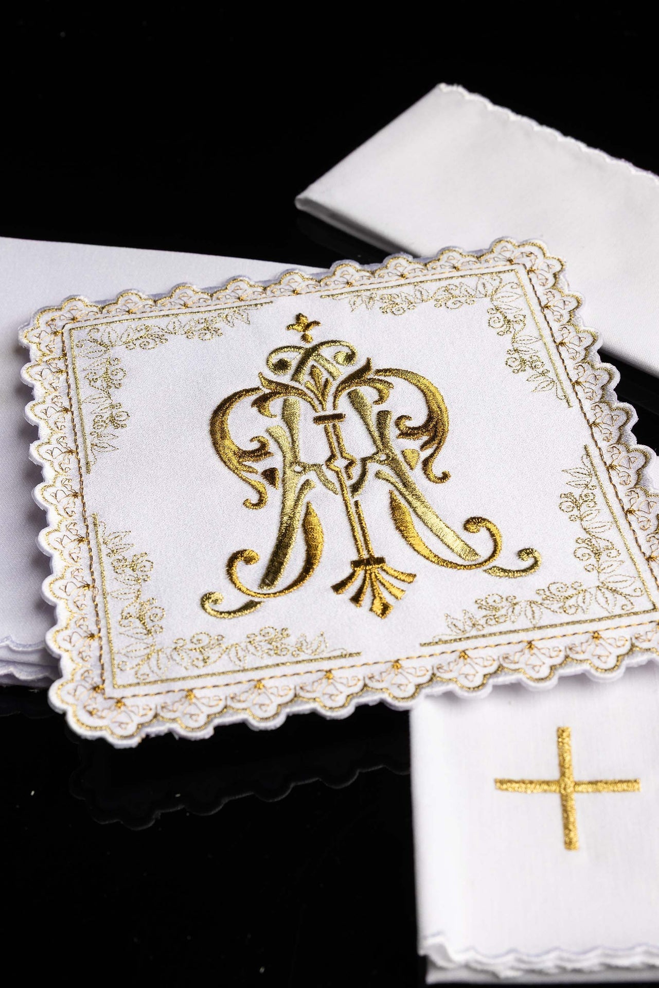 Liturgisches Kelchset mit goldgesticktem Marienmotiv - MESSGEWANDER.DE