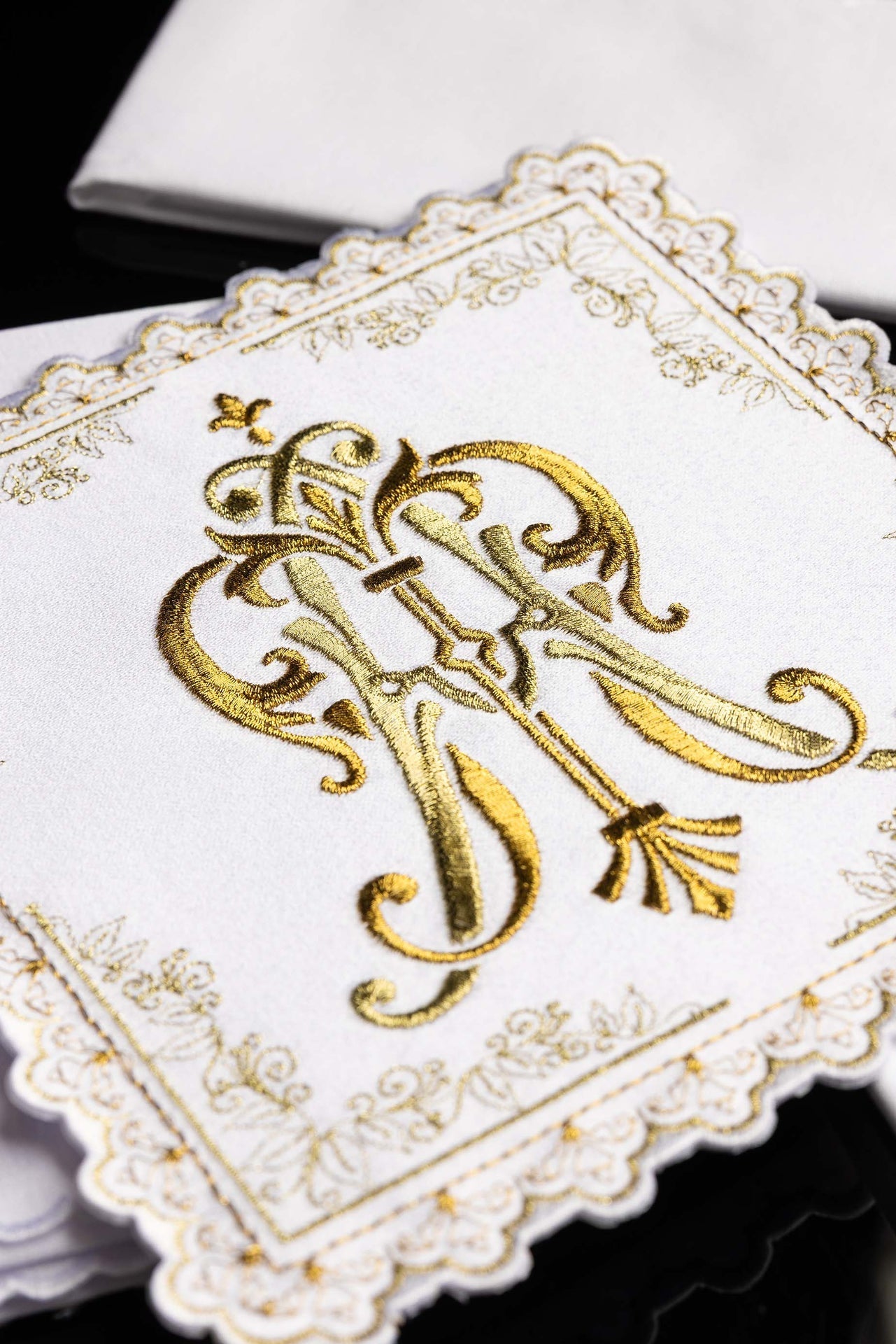 Liturgisches Kelchset mit goldgesticktem Marienmotiv - MESSGEWANDER.DE