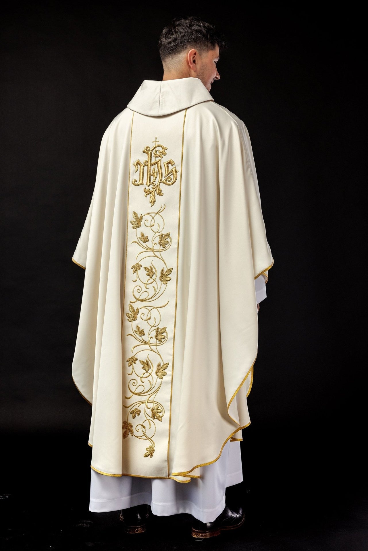 Liturgisches Messgewand in Ecru mit reich verziertem Gürtel mit Blumenmotiv und IHS - MESSGEWANDER.DE